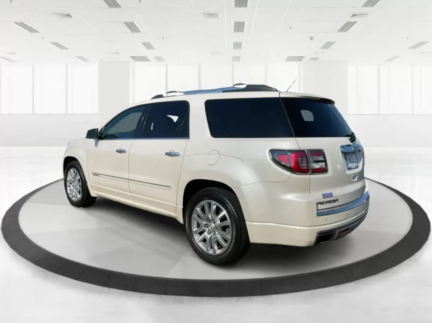 2015 GMC Acadia Denali (1GKKVTKD9FJ) with an 3.6L V-6 gasoline direct injection engine, located at 1230 East Main St, Xenia, OH, 45385, (937) 908-9800, 39.688042, -83.910538 - Photo#4