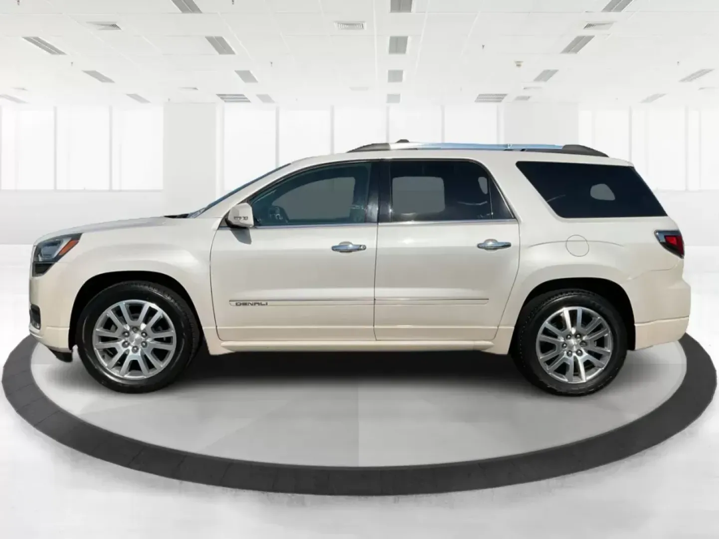 2015 GMC Acadia Denali (1GKKVTKD9FJ) with an 3.6L V-6 gasoline direct injection engine, located at 1230 East Main St, Xenia, OH, 45385, (937) 908-9800, 39.688042, -83.910538 - Photo#5