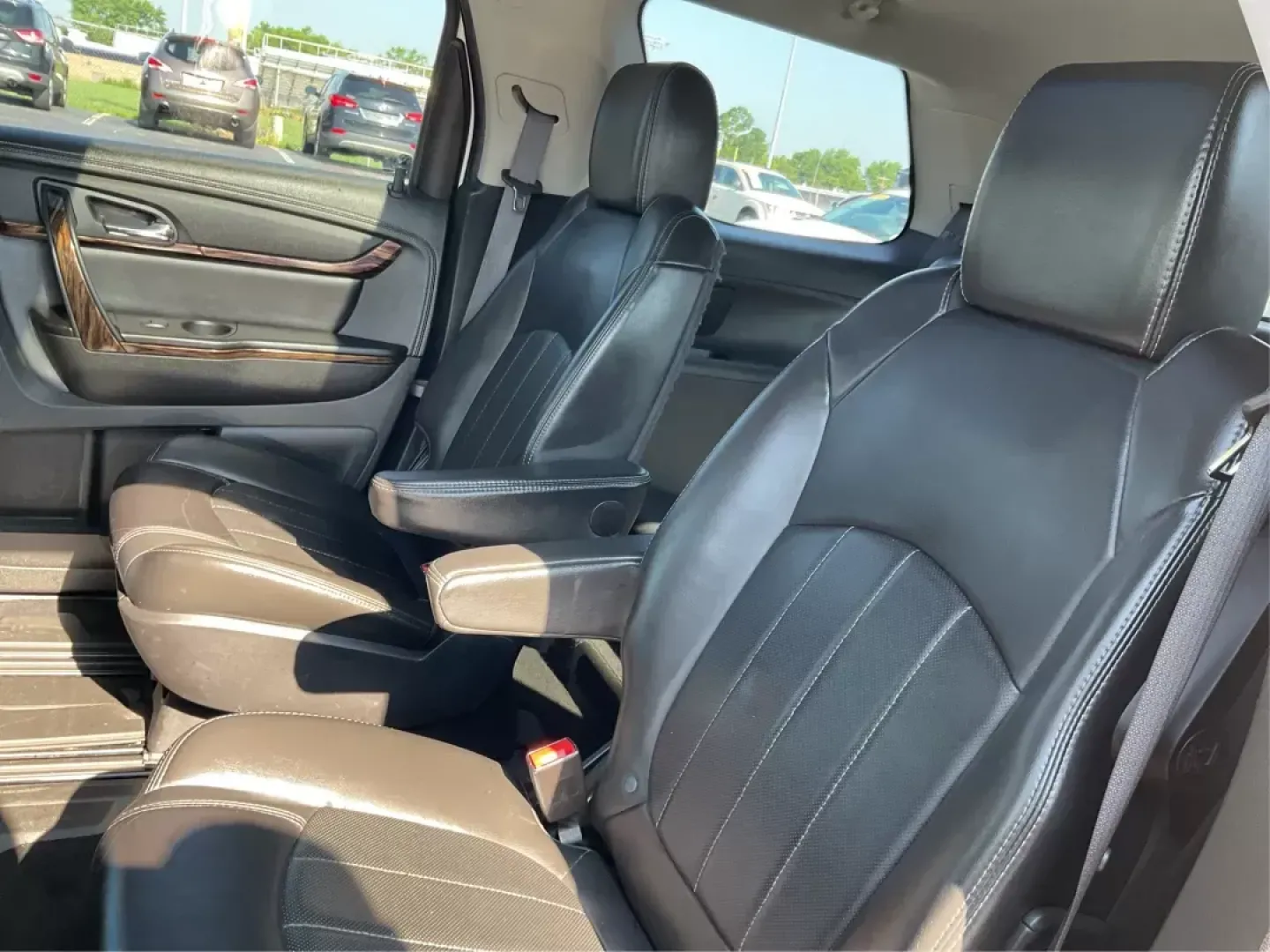 2015 GMC Acadia Denali (1GKKVTKD9FJ) with an 3.6L V-6 gasoline direct injection engine, located at 1230 East Main St, Xenia, OH, 45385, (937) 908-9800, 39.688042, -83.910538 - Photo#9