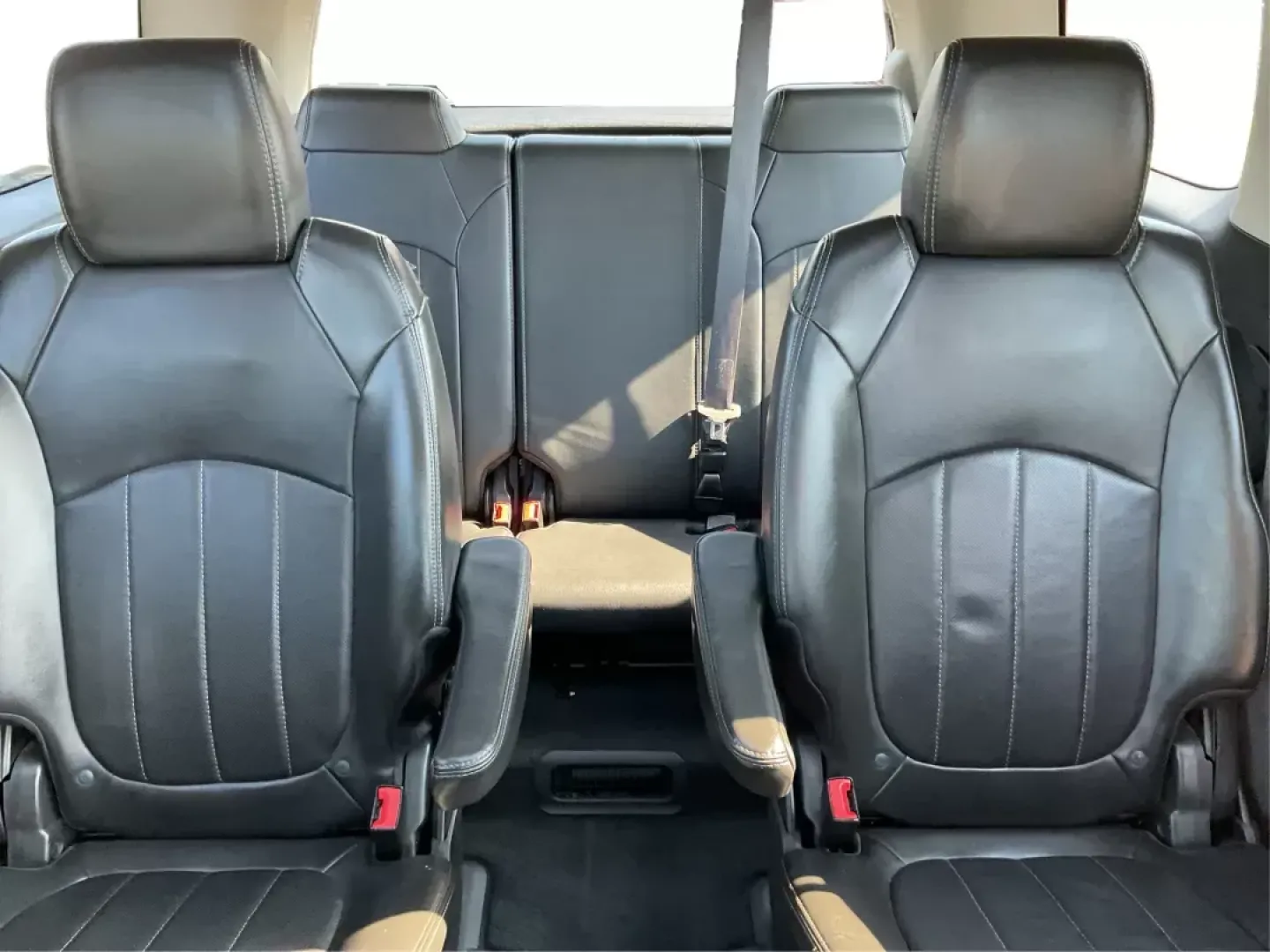 2015 GMC Acadia Denali (1GKKVTKD9FJ) with an 3.6L V-6 gasoline direct injection engine, located at 1230 East Main St, Xenia, OH, 45385, (937) 908-9800, 39.688042, -83.910538 - Photo#13