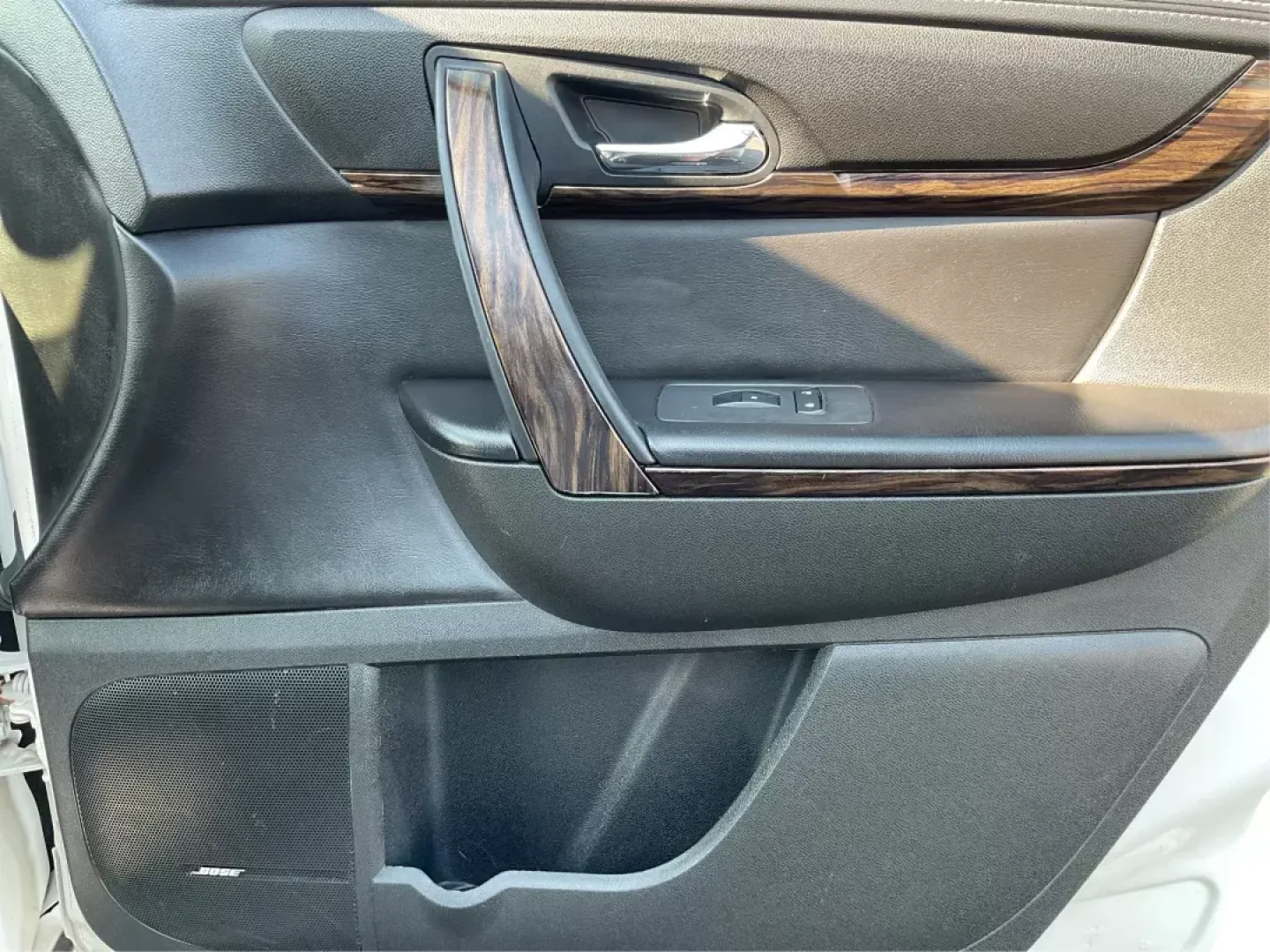 2015 GMC Acadia Denali (1GKKVTKD9FJ) with an 3.6L V-6 gasoline direct injection engine, located at 1230 East Main St, Xenia, OH, 45385, (937) 908-9800, 39.688042, -83.910538 - Photo#19