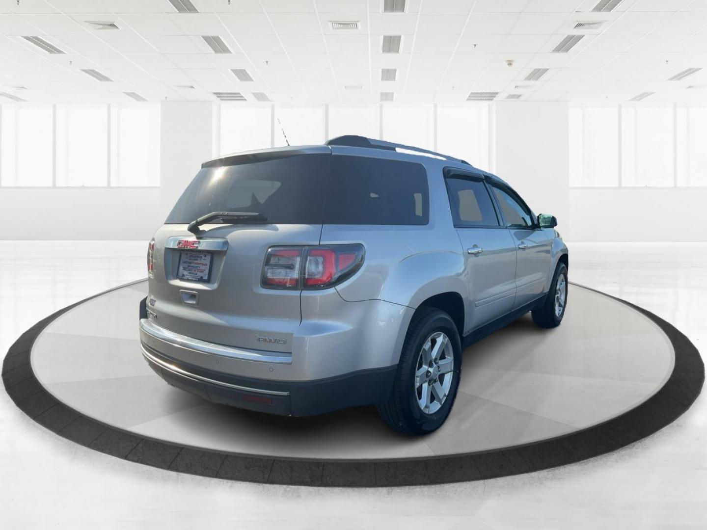 2015 Quicksilver Metallic GMC Acadia SLE-2 AWD (1GKKVPKD4FJ) with an 3.6L V6 DOHC 24V engine, 6-Speed Automatic transmission, located at 1230 East Main St, Xenia, OH, 45385, (937) 908-9800, 39.688042, -83.910538 - Photo#2