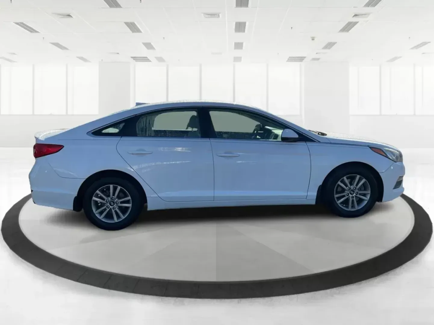 2015 Hyundai Sonata SE (5NPE24AF9FH) with an 2.4L I-4 gasoline direct injection engine, located at 4508 South Dixie Dr, Moraine, OH, 45439, (937) 908-9800, 39.807072, -84.031563 - Photo#1