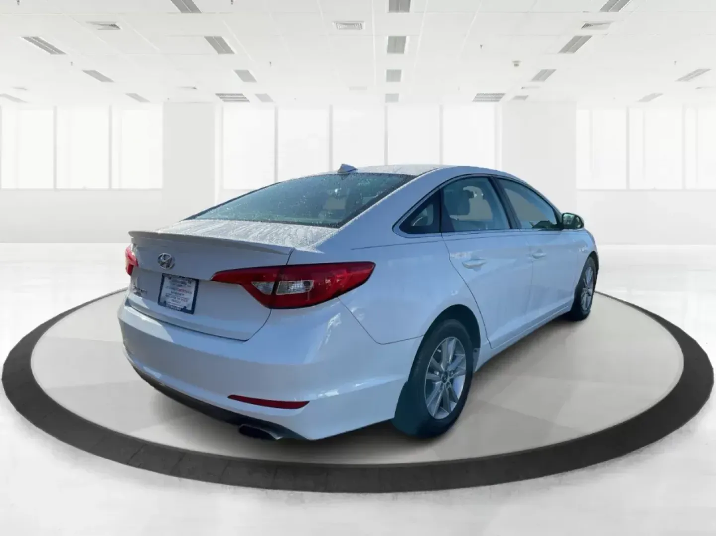 2015 Hyundai Sonata SE (5NPE24AF9FH) with an 2.4L I-4 gasoline direct injection engine, located at 4508 South Dixie Dr, Moraine, OH, 45439, (937) 908-9800, 39.807072, -84.031563 - Photo#2