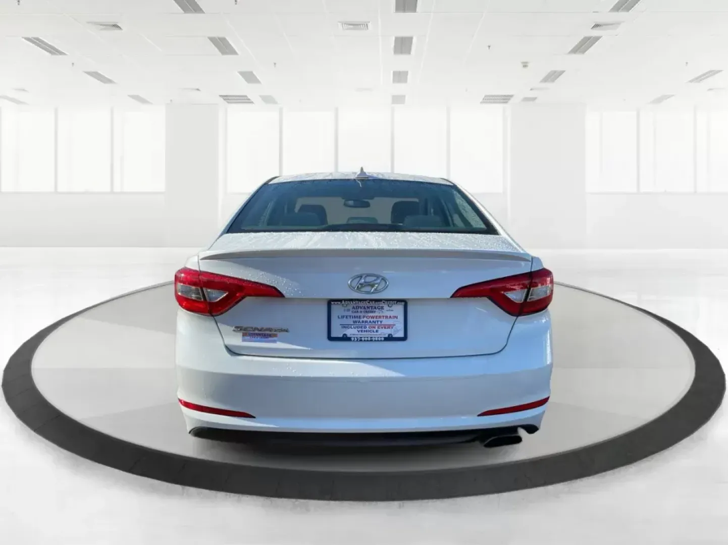 2015 Hyundai Sonata SE (5NPE24AF9FH) with an 2.4L I-4 gasoline direct injection engine, located at 4508 South Dixie Dr, Moraine, OH, 45439, (937) 908-9800, 39.807072, -84.031563 - Photo#3