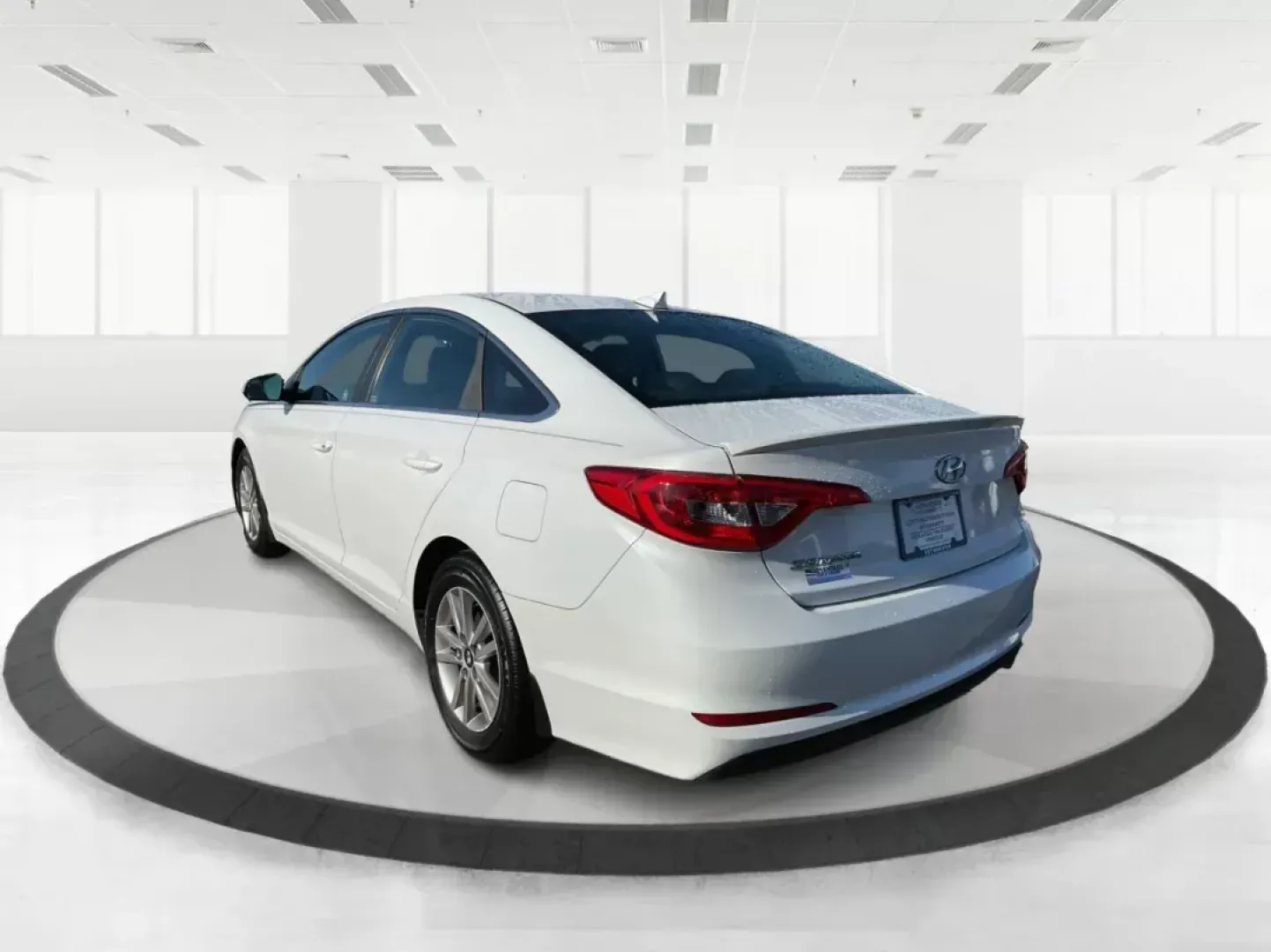 2015 Hyundai Sonata SE (5NPE24AF9FH) with an 2.4L I-4 gasoline direct injection engine, located at 4508 South Dixie Dr, Moraine, OH, 45439, (937) 908-9800, 39.807072, -84.031563 - Photo#4