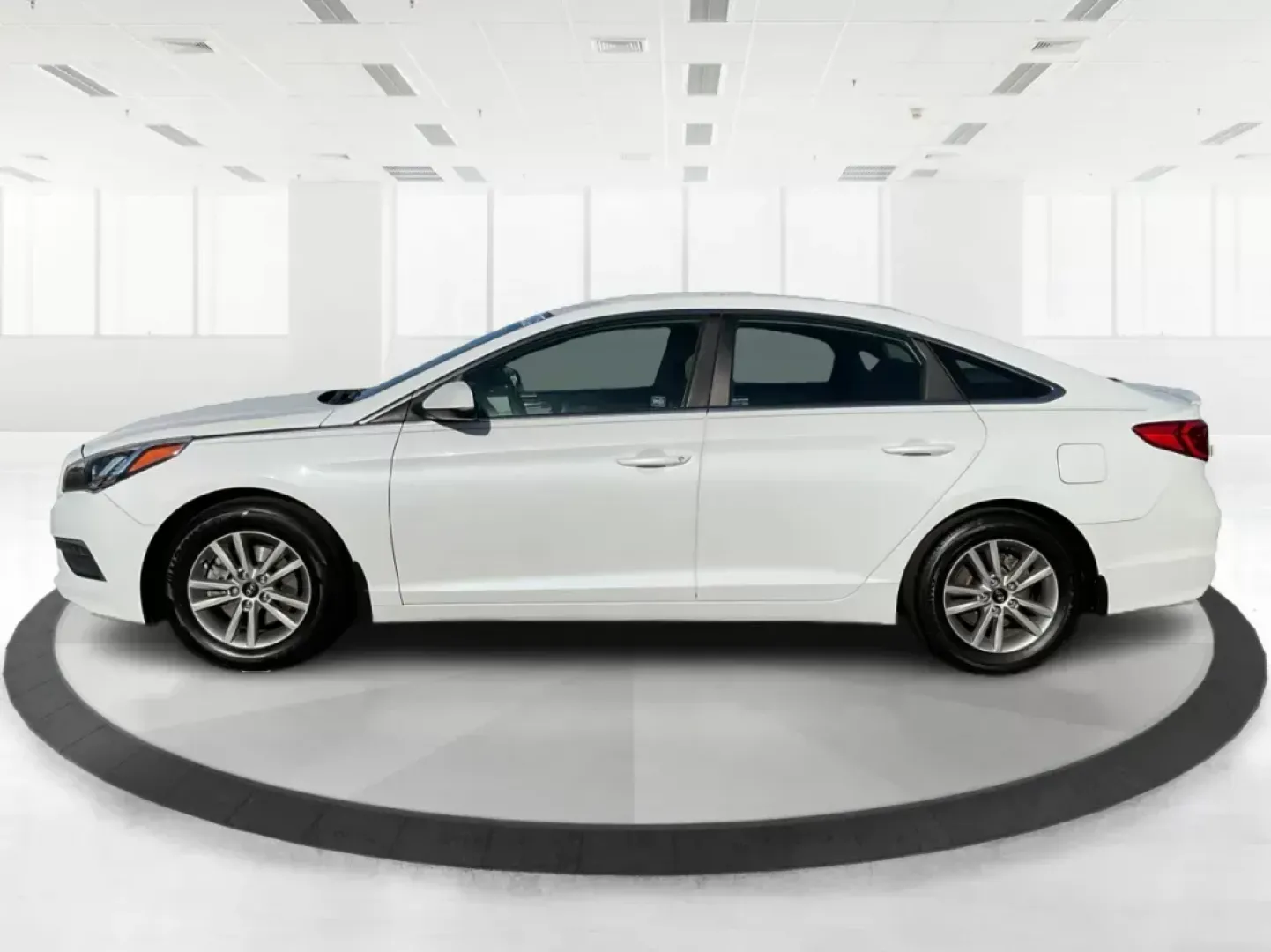 2015 Hyundai Sonata SE (5NPE24AF9FH) with an 2.4L I-4 gasoline direct injection engine, located at 4508 South Dixie Dr, Moraine, OH, 45439, (937) 908-9800, 39.807072, -84.031563 - Photo#5
