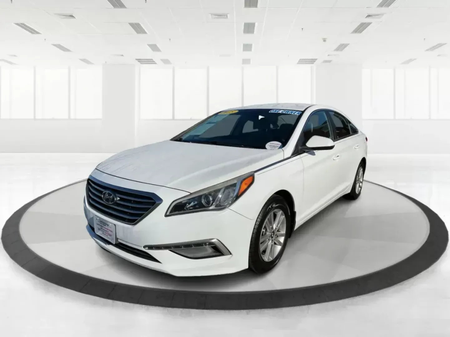 2015 Hyundai Sonata SE (5NPE24AF9FH) with an 2.4L I-4 gasoline direct injection engine, located at 4508 South Dixie Dr, Moraine, OH, 45439, (937) 908-9800, 39.807072, -84.031563 - Photo#7