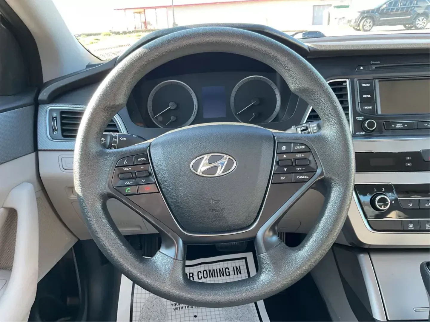 2015 Hyundai Sonata SE (5NPE24AF9FH) with an 2.4L I-4 gasoline direct injection engine, located at 4508 South Dixie Dr, Moraine, OH, 45439, (937) 908-9800, 39.807072, -84.031563 - Photo#15