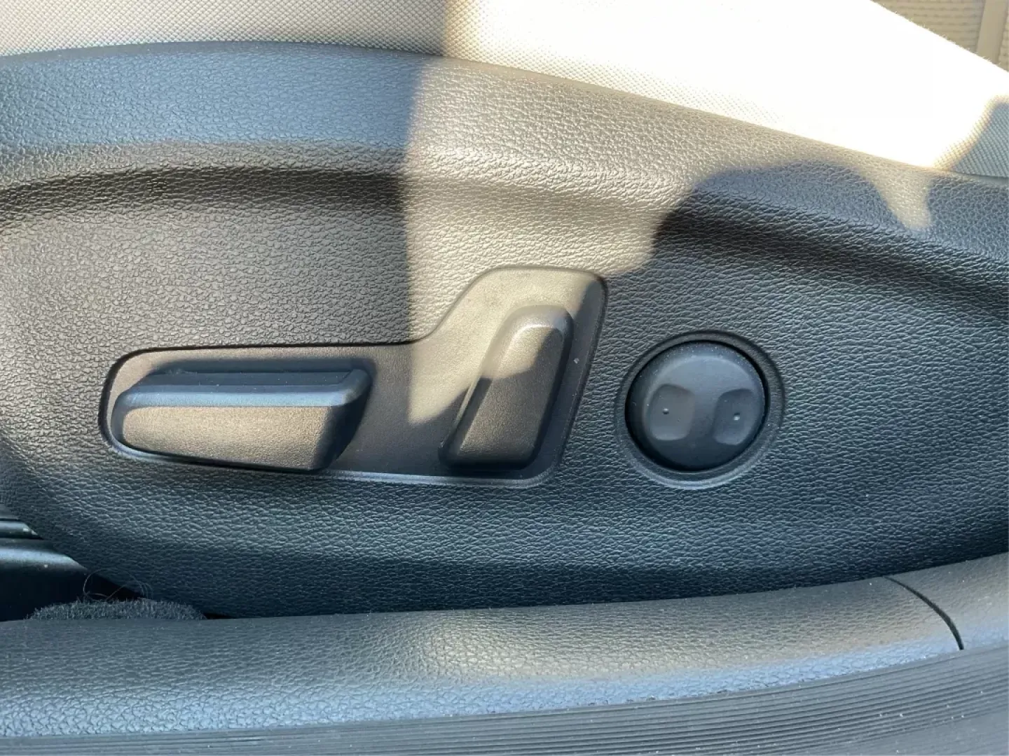 2015 Hyundai Sonata SE (5NPE24AF9FH) with an 2.4L I-4 gasoline direct injection engine, located at 4508 South Dixie Dr, Moraine, OH, 45439, (937) 908-9800, 39.807072, -84.031563 - Photo#16