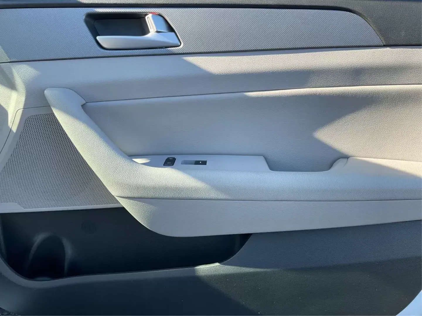 2015 Hyundai Sonata SE (5NPE24AF9FH) with an 2.4L I-4 gasoline direct injection engine, located at 4508 South Dixie Dr, Moraine, OH, 45439, (937) 908-9800, 39.807072, -84.031563 - Photo#18
