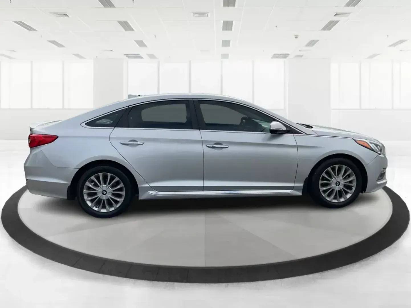 2015 Hyundai Sonata Limited (5NPE34AF6FH) with an 2.4L I-4 gasoline direct injection engine, located at 401 Woodman Dr, Riverside, OH, 45431, (937) 908-9800, 39.761024, -84.120956 - Photo#1