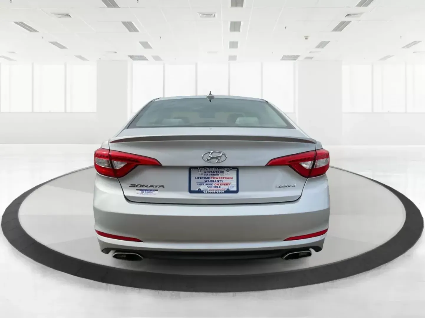 2015 Hyundai Sonata Limited (5NPE34AF6FH) with an 2.4L I-4 gasoline direct injection engine, located at 401 Woodman Dr, Riverside, OH, 45431, (937) 908-9800, 39.761024, -84.120956 - Photo#4