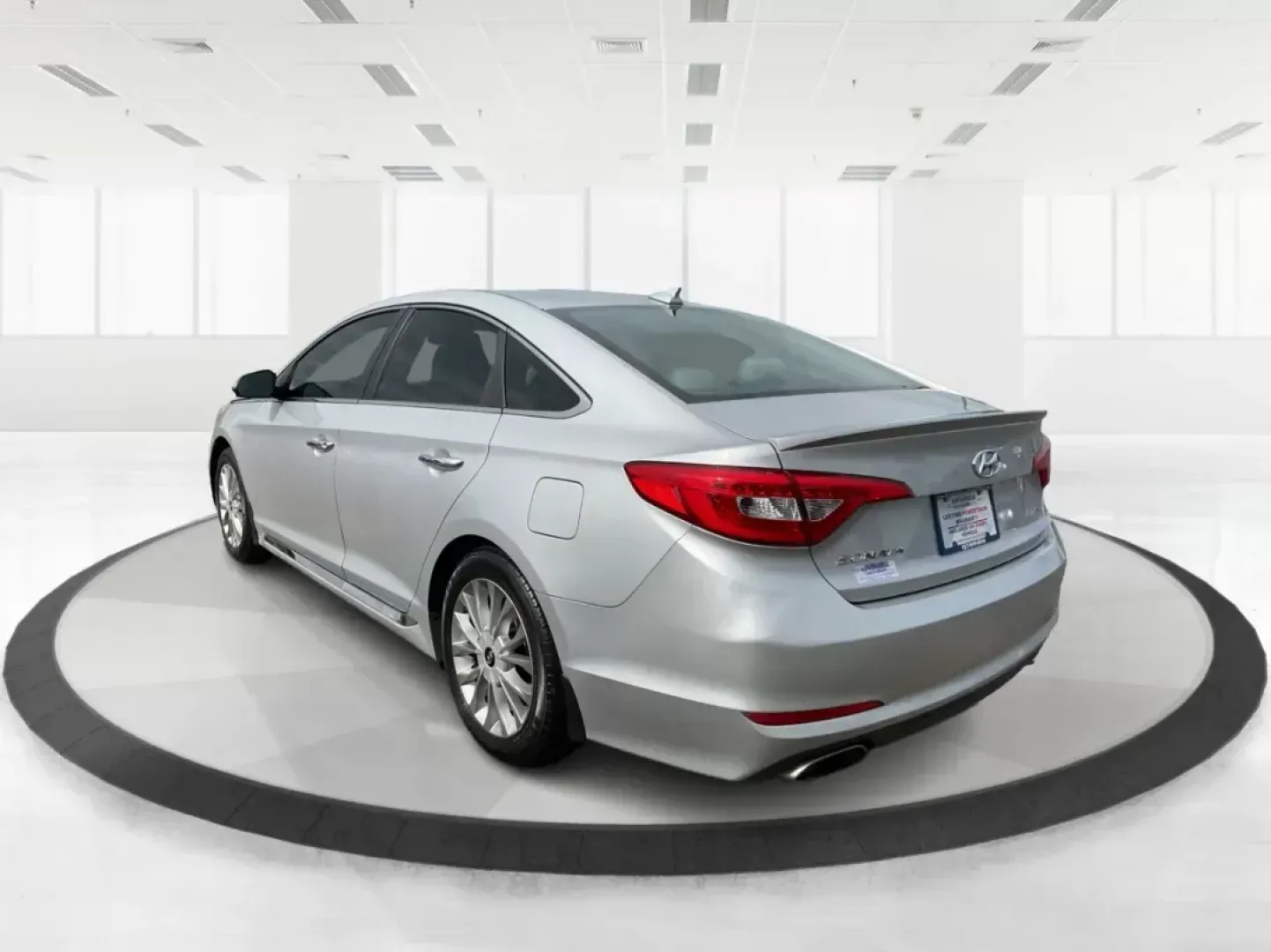 2015 Hyundai Sonata Limited (5NPE34AF6FH) with an 2.4L I-4 gasoline direct injection engine, located at 401 Woodman Dr, Riverside, OH, 45431, (937) 908-9800, 39.761024, -84.120956 - Photo#5