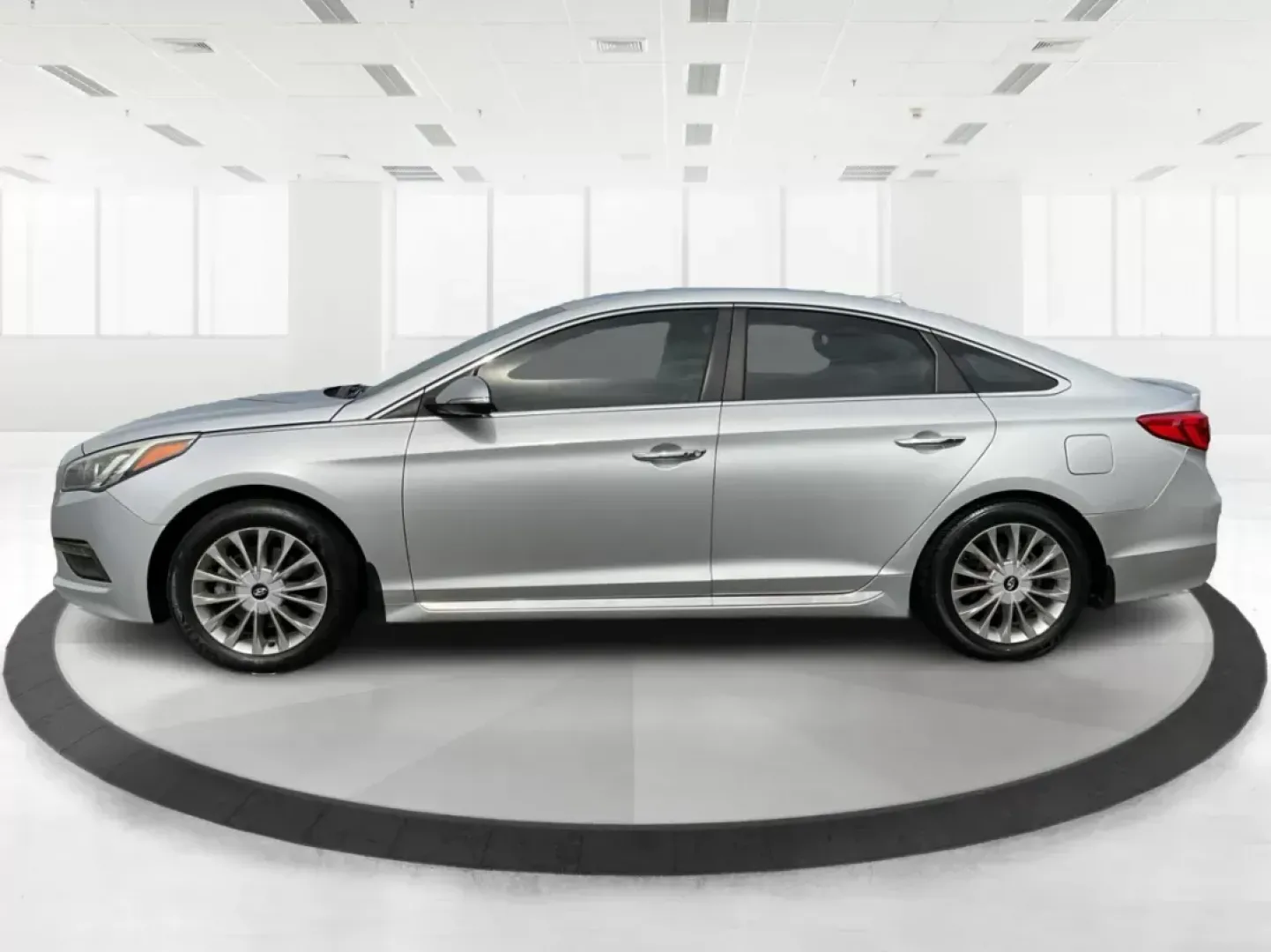 2015 Hyundai Sonata Limited (5NPE34AF6FH) with an 2.4L I-4 gasoline direct injection engine, located at 401 Woodman Dr, Riverside, OH, 45431, (937) 908-9800, 39.761024, -84.120956 - Photo#6