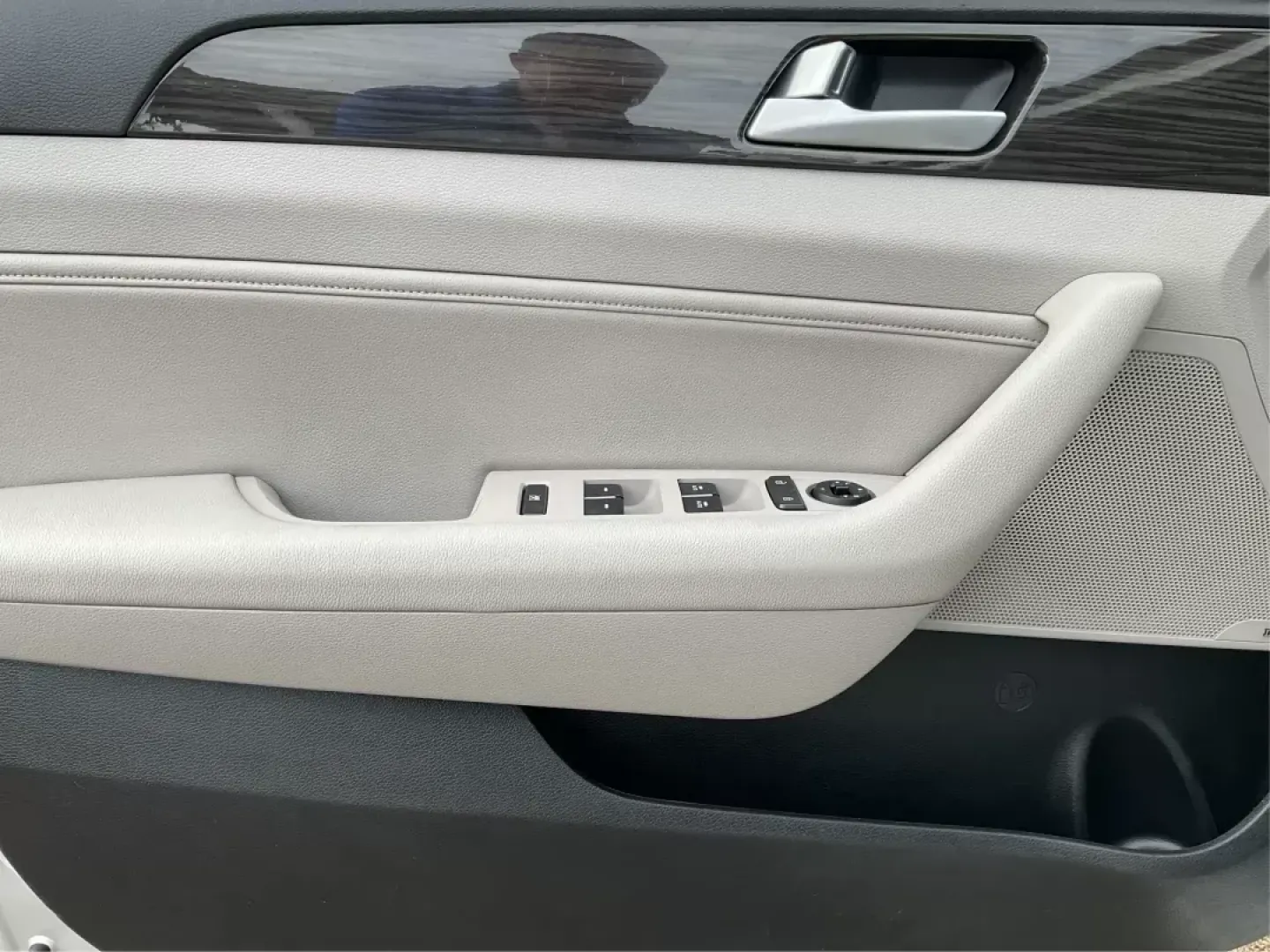 2015 Hyundai Sonata Limited (5NPE34AF6FH) with an 2.4L I-4 gasoline direct injection engine, located at 401 Woodman Dr, Riverside, OH, 45431, (937) 908-9800, 39.761024, -84.120956 - Photo#18
