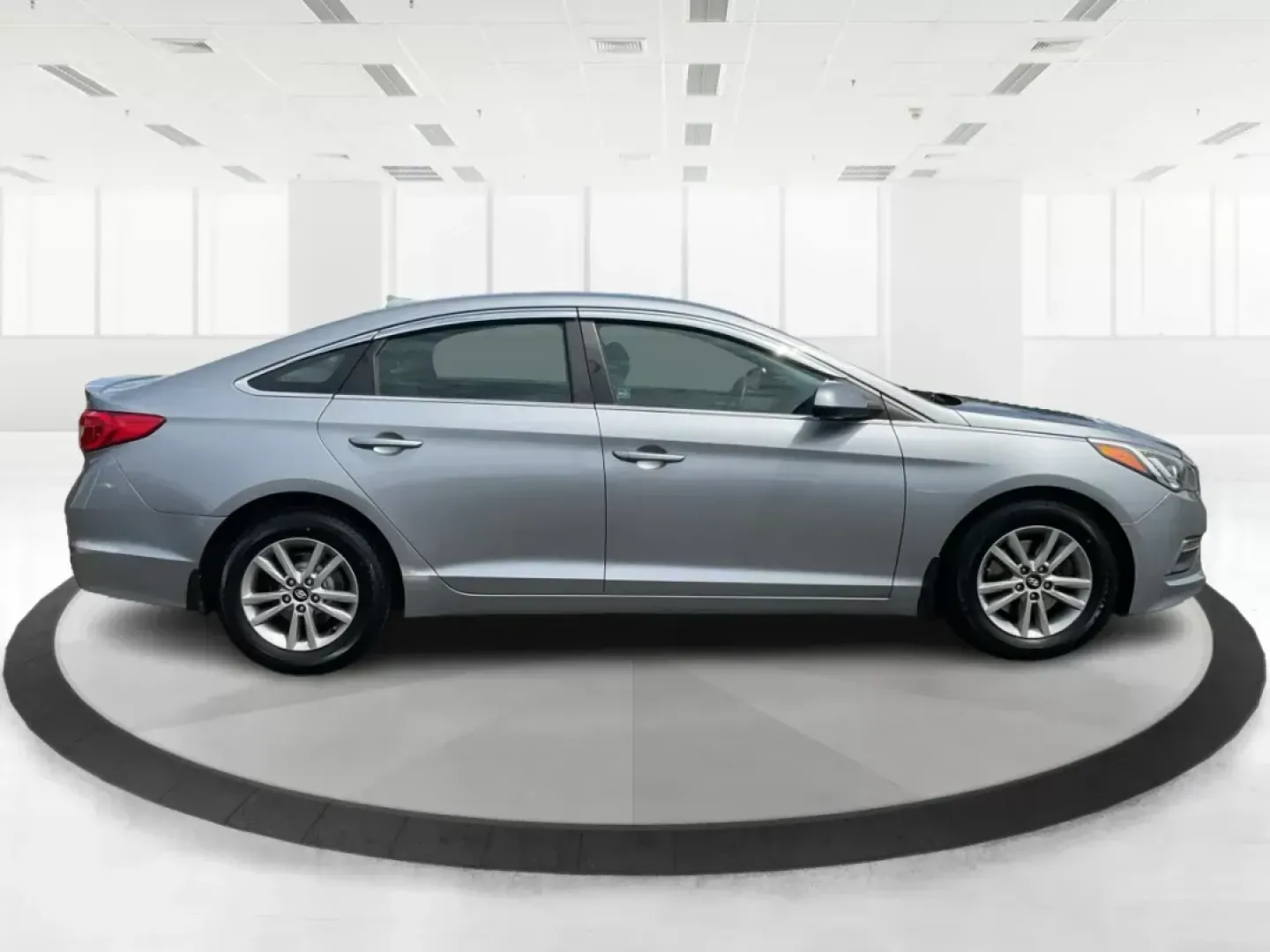 2015 Hyundai Sonata SE (5NPE24AF4FH) with an 2.4L I-4 gasoline direct injection engine, located at 1184 Kauffman Ave, Fairborn, OH, 45324, (937) 908-9800, 39.807072, -84.031563 - Photo#1