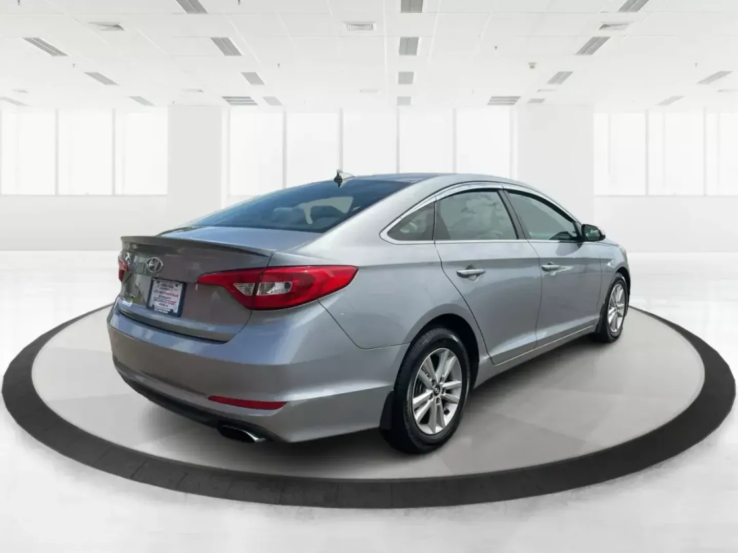 2015 Hyundai Sonata SE (5NPE24AF4FH) with an 2.4L I-4 gasoline direct injection engine, located at 1184 Kauffman Ave, Fairborn, OH, 45324, (937) 908-9800, 39.807072, -84.031563 - Photo#2