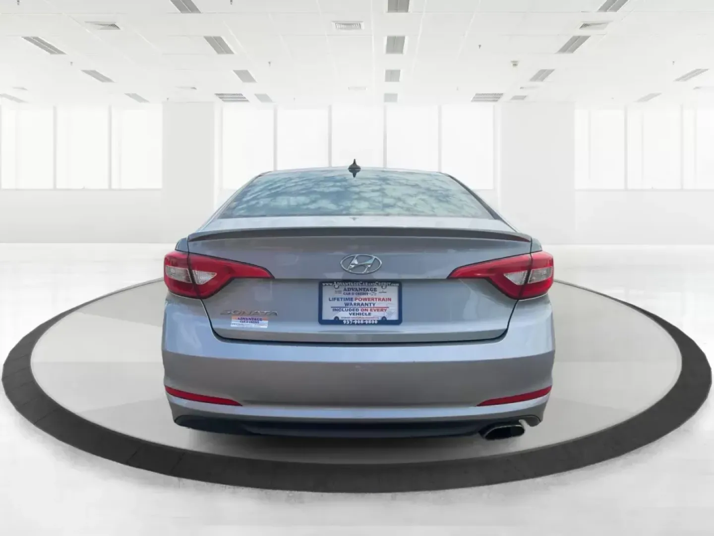 2015 Hyundai Sonata SE (5NPE24AF4FH) with an 2.4L I-4 gasoline direct injection engine, located at 1184 Kauffman Ave, Fairborn, OH, 45324, (937) 908-9800, 39.807072, -84.031563 - Photo#3