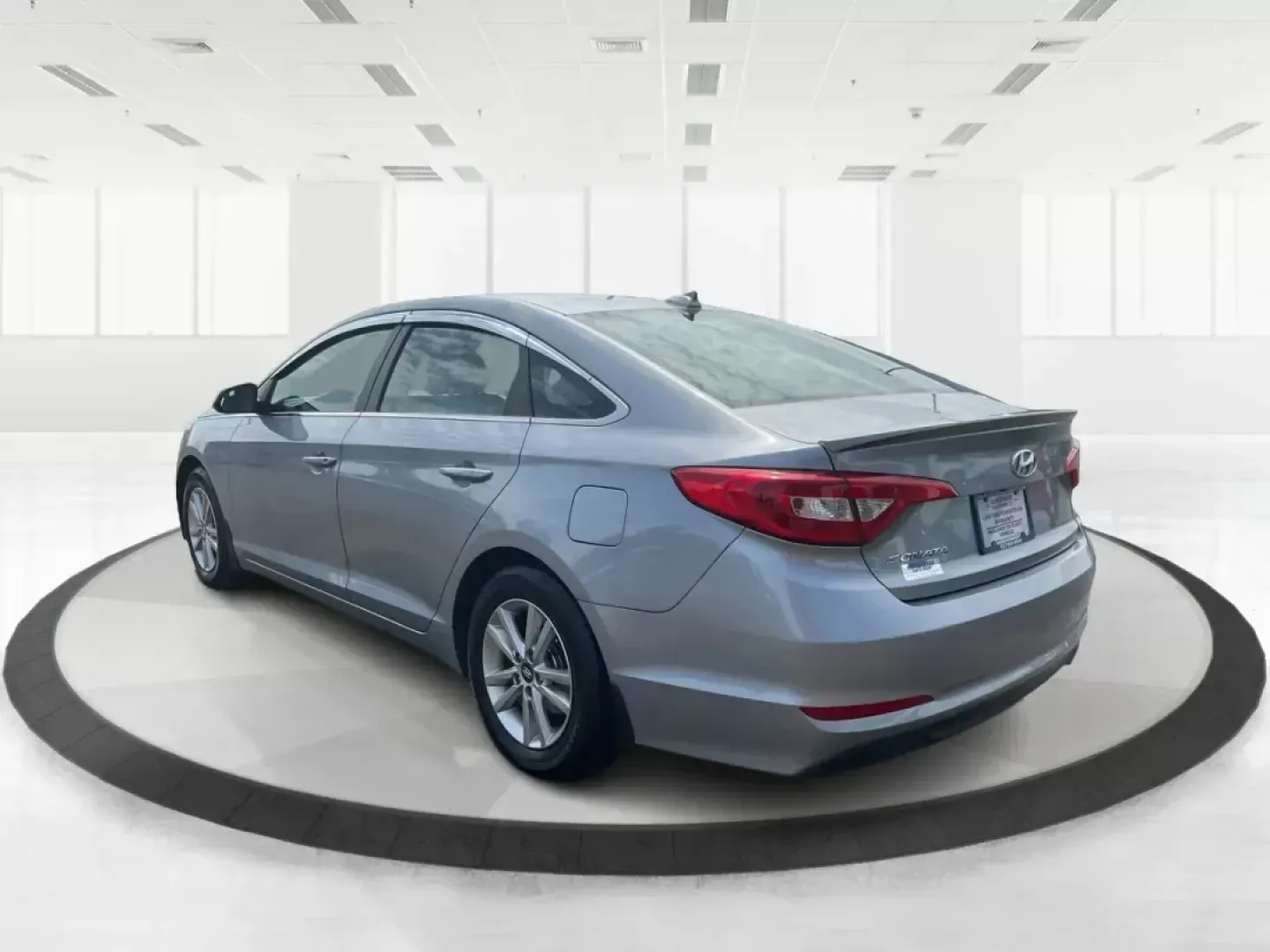 2015 Hyundai Sonata SE (5NPE24AF4FH) with an 2.4L I-4 gasoline direct injection engine, located at 1184 Kauffman Ave, Fairborn, OH, 45324, (937) 908-9800, 39.807072, -84.031563 - Photo#4