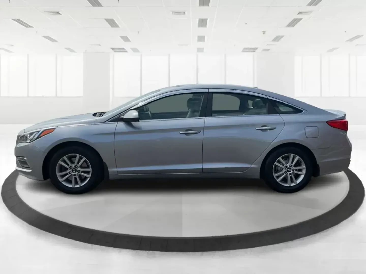 2015 Hyundai Sonata SE (5NPE24AF4FH) with an 2.4L I-4 gasoline direct injection engine, located at 1184 Kauffman Ave, Fairborn, OH, 45324, (937) 908-9800, 39.807072, -84.031563 - Photo#5