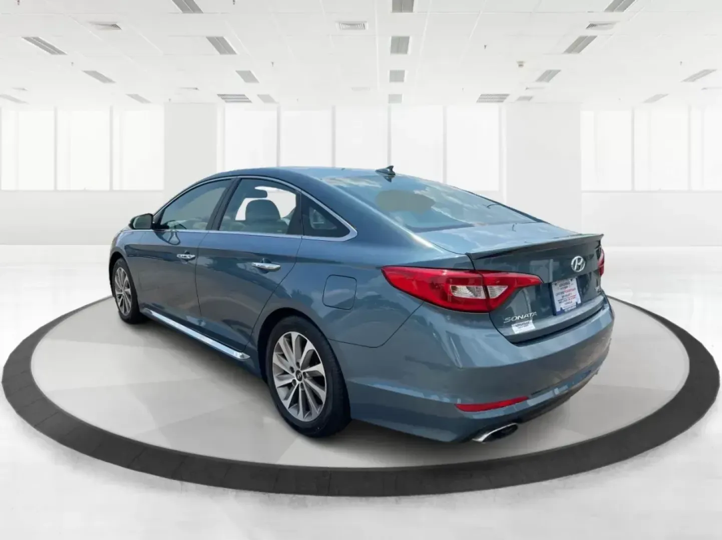 2015 Hyundai Sonata Sport (5NPE34AF2FH) with an 2.4L I-4 gasoline direct injection engine, located at 401 Woodman Dr, Riverside, OH, 45431, (937) 908-9800, 39.761024, -84.120956 - Photo#4