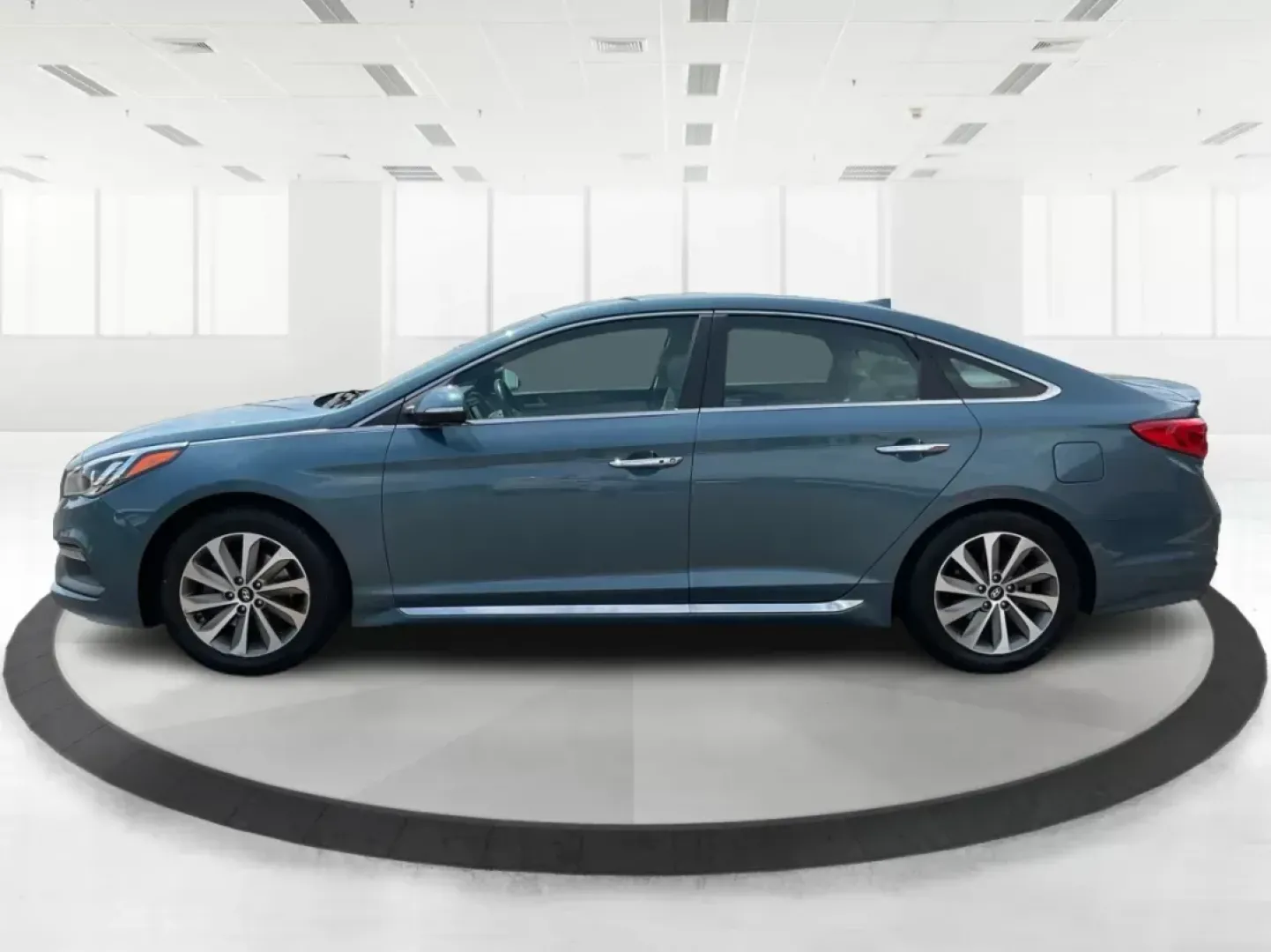 2015 Hyundai Sonata Sport (5NPE34AF2FH) with an 2.4L I-4 gasoline direct injection engine, located at 401 Woodman Dr, Riverside, OH, 45431, (937) 908-9800, 39.761024, -84.120956 - Photo#5