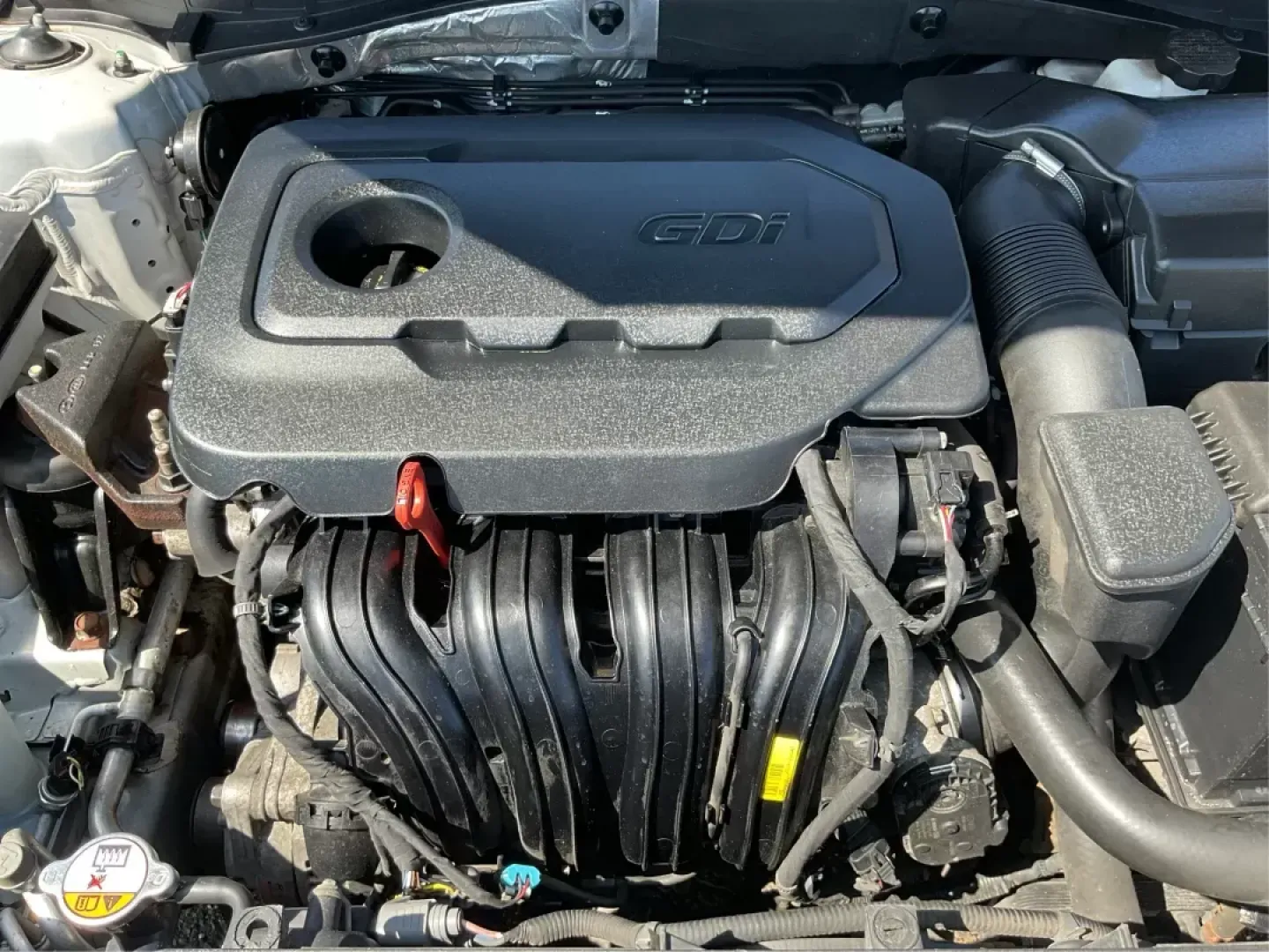 2015 Hyundai Sonata SE (5NPE24AF0FH) with an 2.4L I-4 gasoline direct injection engine, located at 8750 N County Rd 25A, Piqua, OH, 45356, (937) 908-9800, 40.164391, -84.232513 - Photo#10