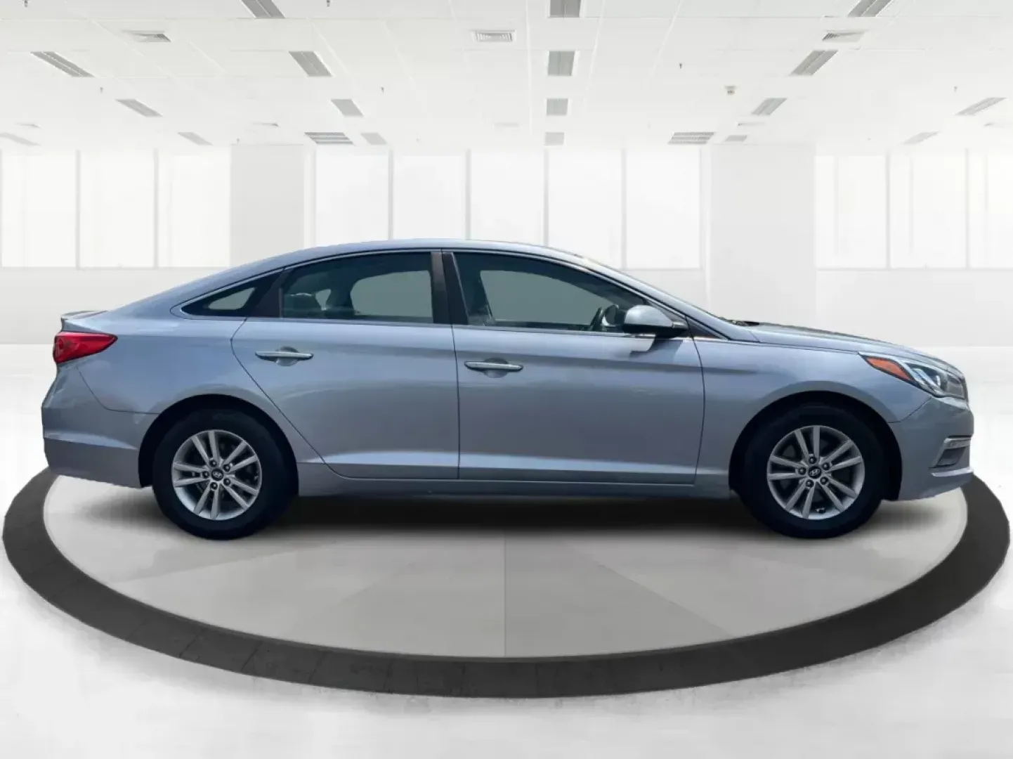 2015 Hyundai Sonata SE (5NPE24AF4FH) with an 2.4L I-4 gasoline direct injection engine, located at 1951 S Dayton Lakeview Rd., New Carlisle, OH, 45344, (937) 908-9800, 39.890999, -84.050255 - Photo#1