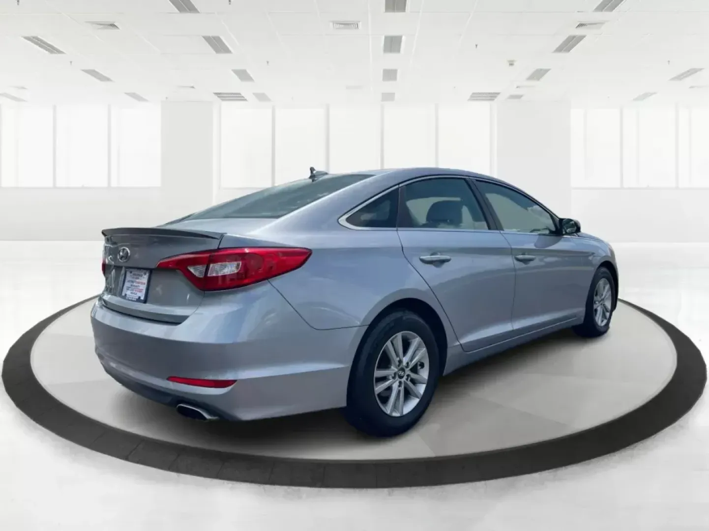 2015 Hyundai Sonata SE (5NPE24AF4FH) with an 2.4L I-4 gasoline direct injection engine, located at 1951 S Dayton Lakeview Rd., New Carlisle, OH, 45344, (937) 908-9800, 39.890999, -84.050255 - Photo#2