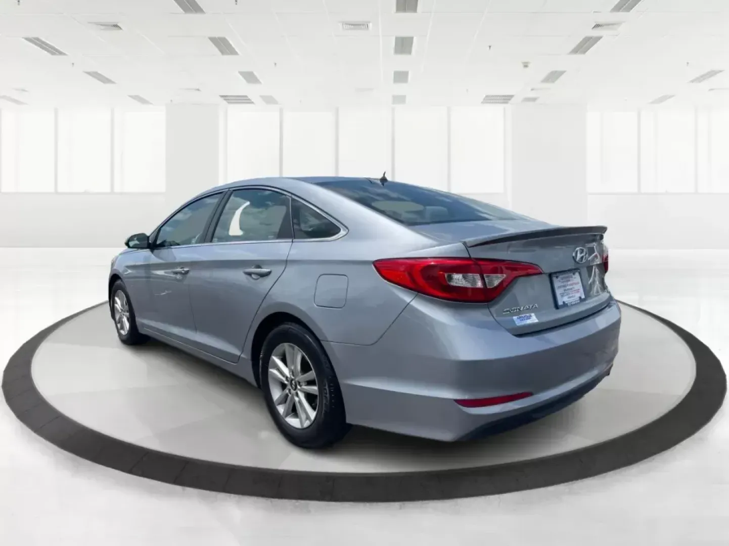 2015 Hyundai Sonata SE (5NPE24AF4FH) with an 2.4L I-4 gasoline direct injection engine, located at 1951 S Dayton Lakeview Rd., New Carlisle, OH, 45344, (937) 908-9800, 39.890999, -84.050255 - Photo#4