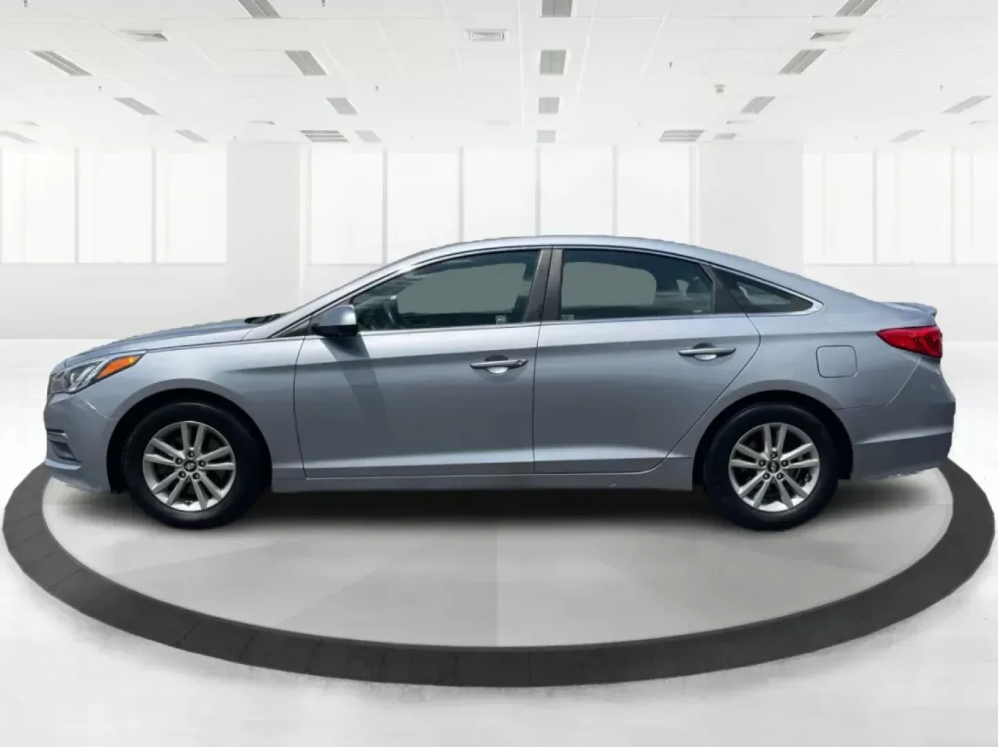 2015 Hyundai Sonata SE (5NPE24AF4FH) with an 2.4L I-4 gasoline direct injection engine, located at 1951 S Dayton Lakeview Rd., New Carlisle, OH, 45344, (937) 908-9800, 39.890999, -84.050255 - Photo#5