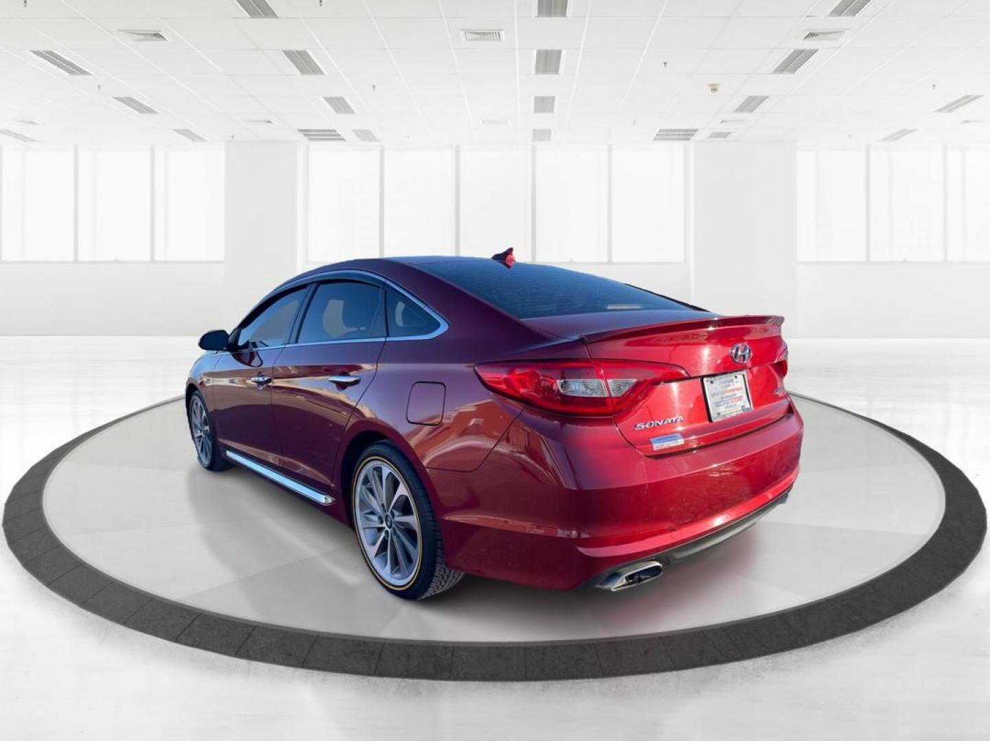 2015 Hyundai Sonata Sport (5NPE34AF6FH) with an 2.4L L4 DOHC 16V engine, 6-Speed Automatic transmission, located at 1230 East Main St, Xenia, OH, 45385, (937) 908-9800, 39.688042, -83.910538 - Photo#4