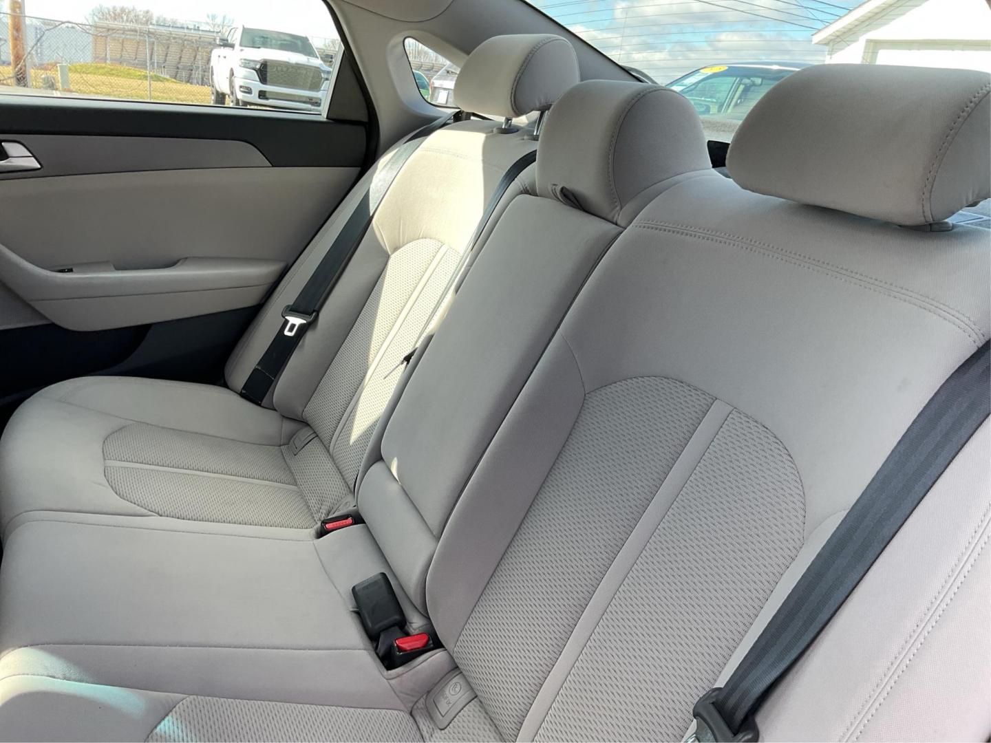 2015 Hyundai Sonata SE (5NPE24AF2FH) with an 2.4L I-4 gasoline direct injection engine, located at 1230 East Main St, Xenia, OH, 45385, (937) 908-9800, 39.688042, -83.910538 - Photo#9