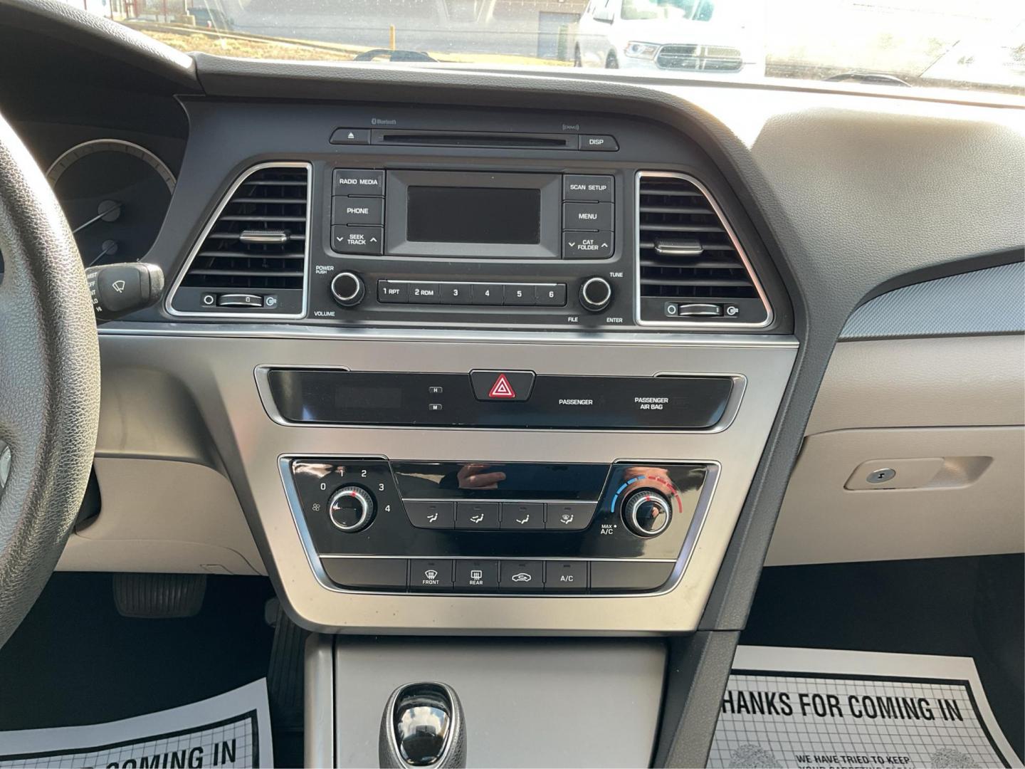 2015 Hyundai Sonata SE (5NPE24AF2FH) with an 2.4L I-4 gasoline direct injection engine, located at 1230 East Main St, Xenia, OH, 45385, (937) 908-9800, 39.688042, -83.910538 - Photo#11