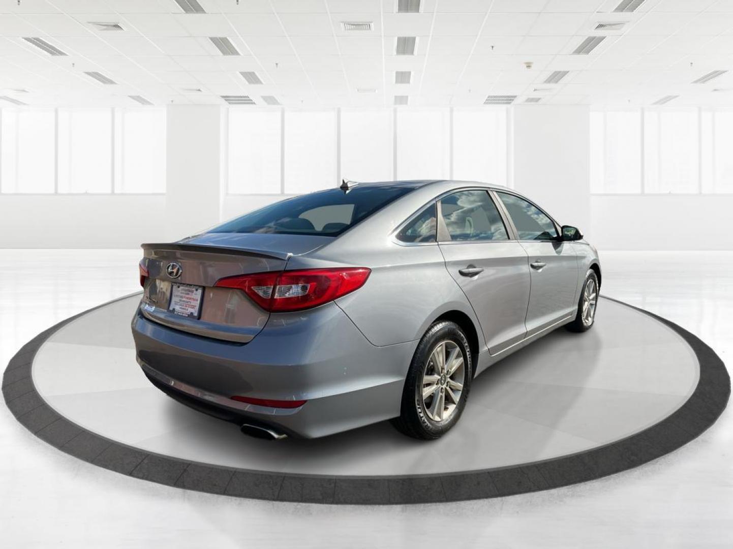 2015 Hyundai Sonata SE (5NPE24AF2FH) with an 2.4L I-4 gasoline direct injection engine, located at 1230 East Main St, Xenia, OH, 45385, (937) 908-9800, 39.688042, -83.910538 - Photo#2