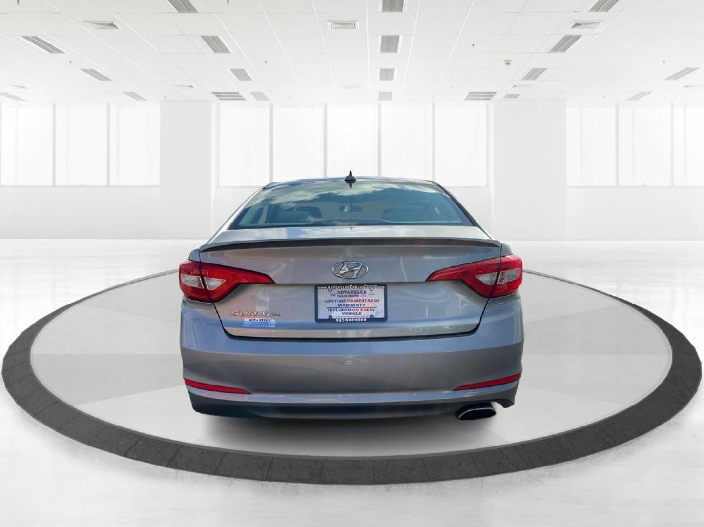 2015 Hyundai Sonata SE (5NPE24AF2FH) with an 2.4L I-4 gasoline direct injection engine, located at 1230 East Main St, Xenia, OH, 45385, (937) 908-9800, 39.688042, -83.910538 - Photo#3