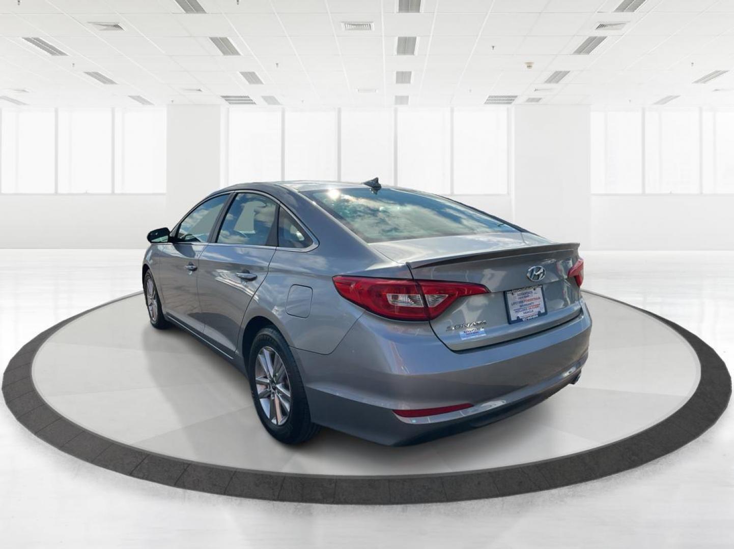 2015 Hyundai Sonata SE (5NPE24AF2FH) with an 2.4L I-4 gasoline direct injection engine, located at 1230 East Main St, Xenia, OH, 45385, (937) 908-9800, 39.688042, -83.910538 - Photo#4