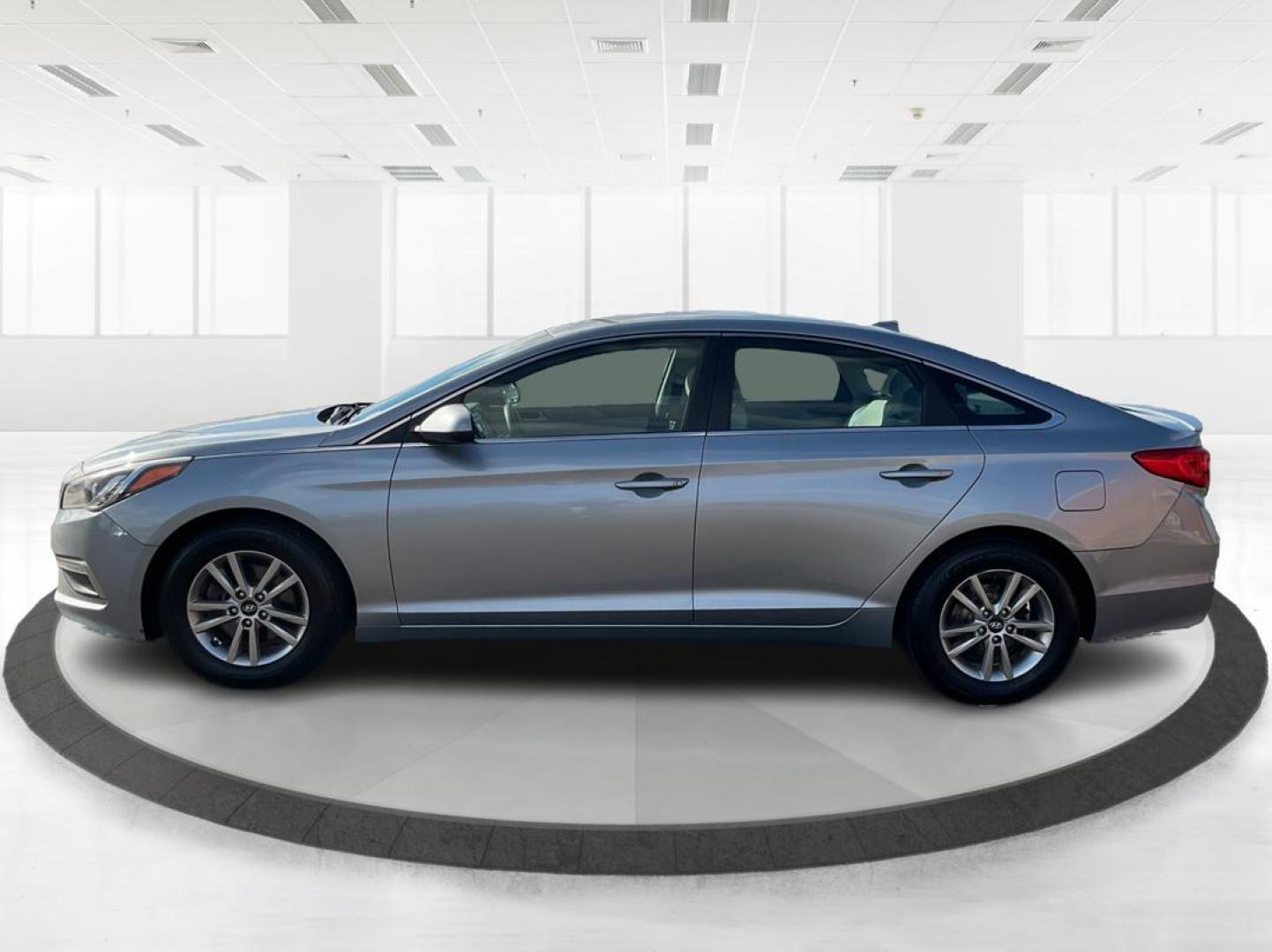 2015 Hyundai Sonata SE (5NPE24AF2FH) with an 2.4L I-4 gasoline direct injection engine, located at 1230 East Main St, Xenia, OH, 45385, (937) 908-9800, 39.688042, -83.910538 - Photo#5