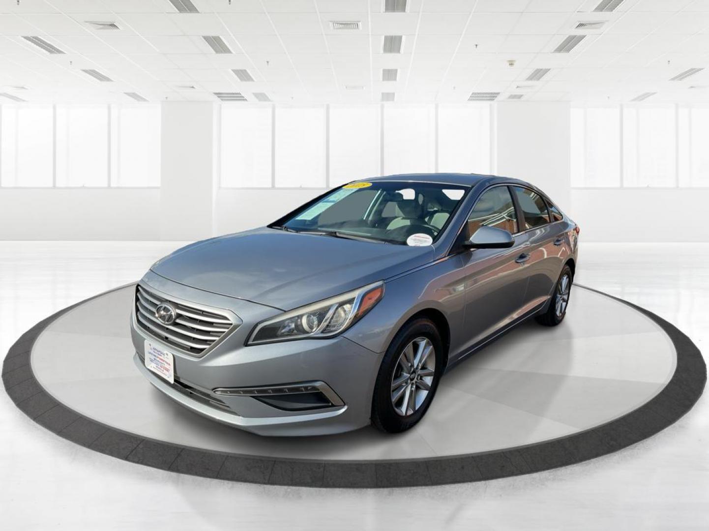 2015 Hyundai Sonata SE (5NPE24AF2FH) with an 2.4L I-4 gasoline direct injection engine, located at 1230 East Main St, Xenia, OH, 45385, (937) 908-9800, 39.688042, -83.910538 - Photo#7