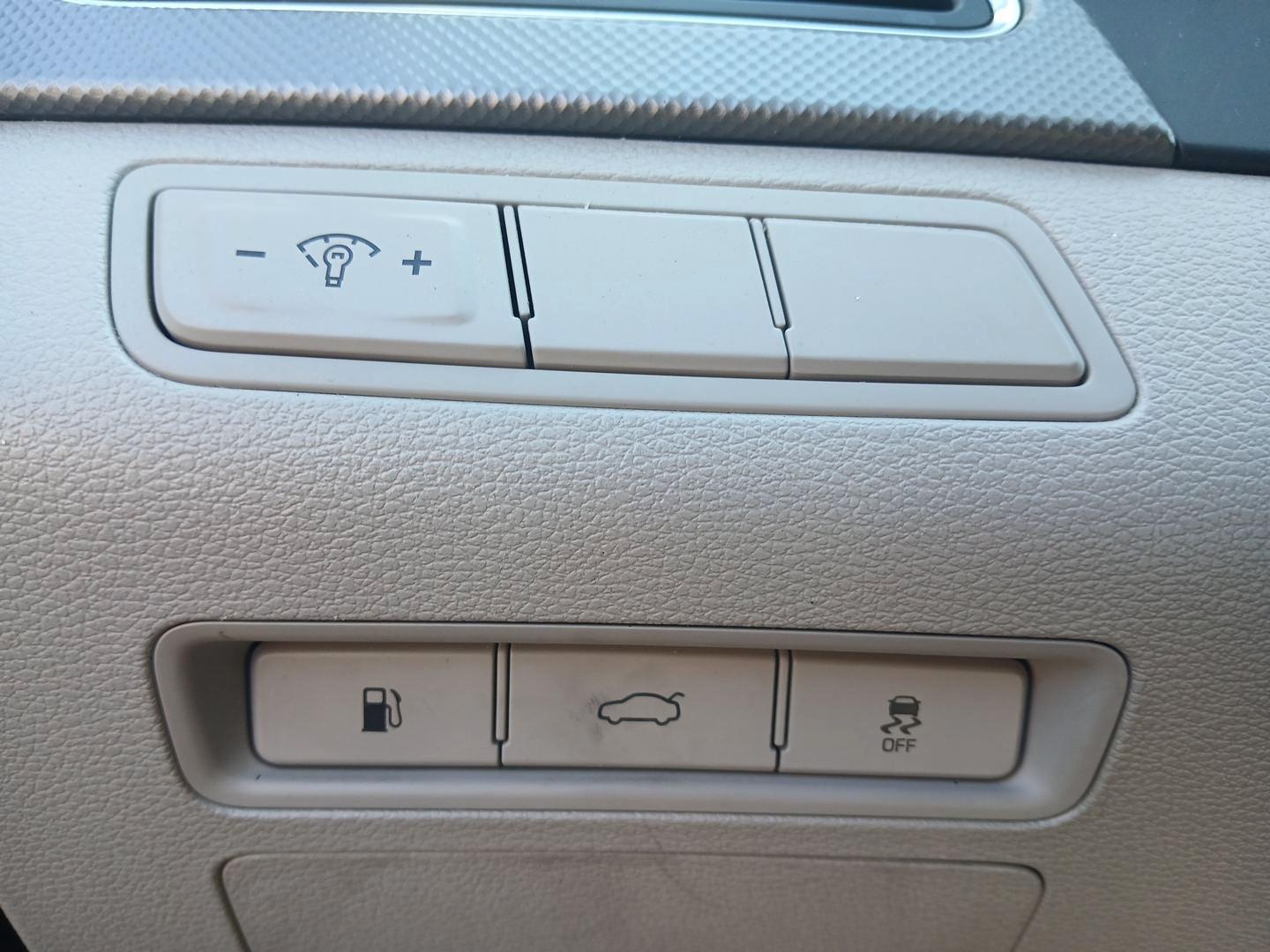 2015 Hyundai Sonata SE (5NPE24AF7FH) with an 2.4L L4 DOHC 16V engine, 7-Speed Automatic transmission, located at 1951 S Dayton Lakeview Rd., New Carlisle, OH, 45344, (937) 908-9800, 39.890999, -84.050255 - Photo#16