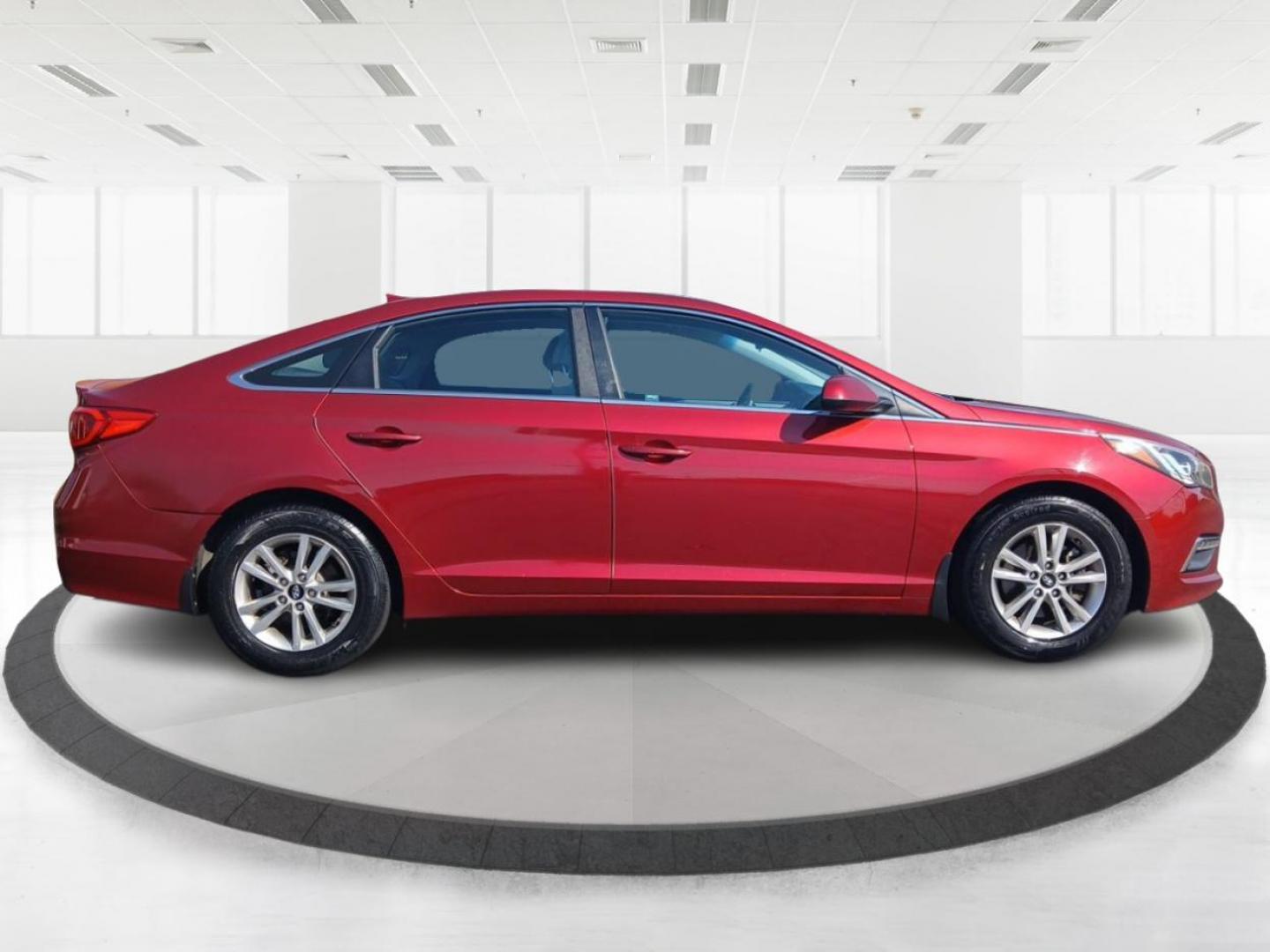 2015 Hyundai Sonata SE (5NPE24AF7FH) with an 2.4L L4 DOHC 16V engine, 7-Speed Automatic transmission, located at 1951 S Dayton Lakeview Rd., New Carlisle, OH, 45344, (937) 908-9800, 39.890999, -84.050255 - Photo#1