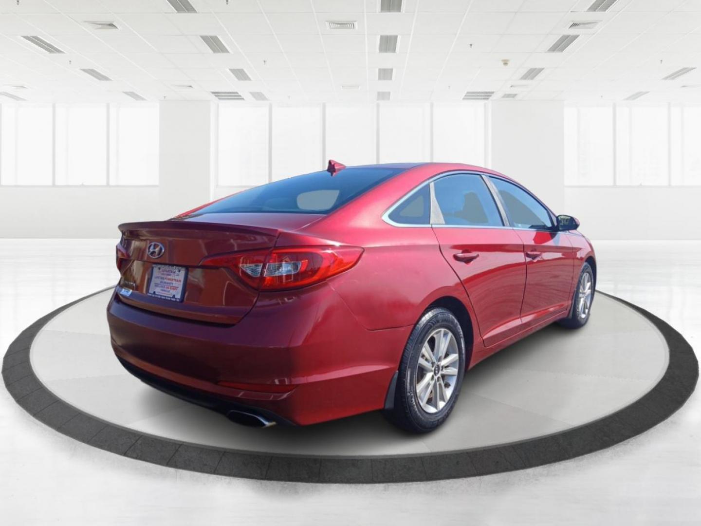 2015 Hyundai Sonata SE (5NPE24AF7FH) with an 2.4L L4 DOHC 16V engine, 7-Speed Automatic transmission, located at 1951 S Dayton Lakeview Rd., New Carlisle, OH, 45344, (937) 908-9800, 39.890999, -84.050255 - Photo#2