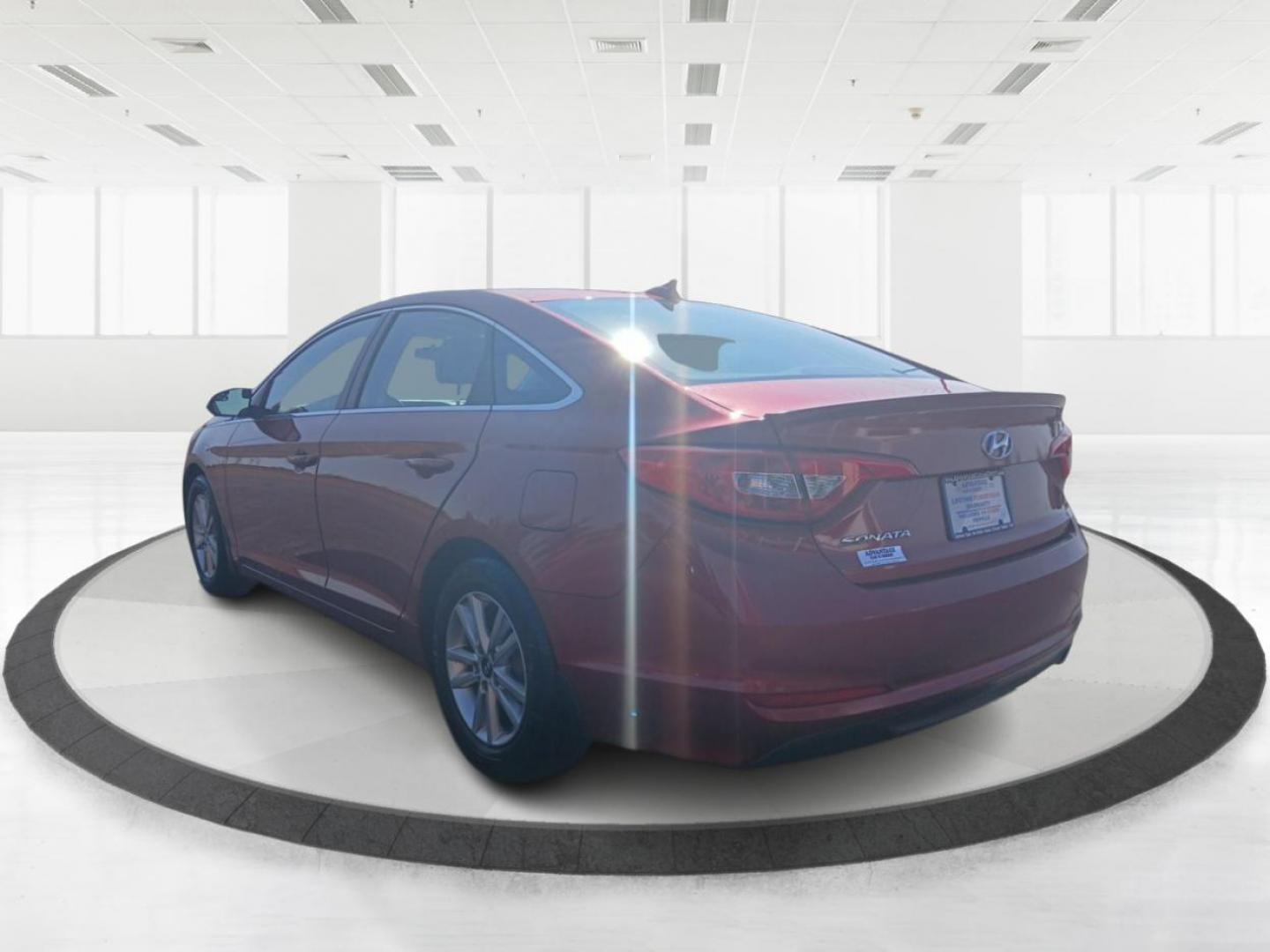 2015 Hyundai Sonata SE (5NPE24AF7FH) with an 2.4L L4 DOHC 16V engine, 7-Speed Automatic transmission, located at 1951 S Dayton Lakeview Rd., New Carlisle, OH, 45344, (937) 908-9800, 39.890999, -84.050255 - Photo#4