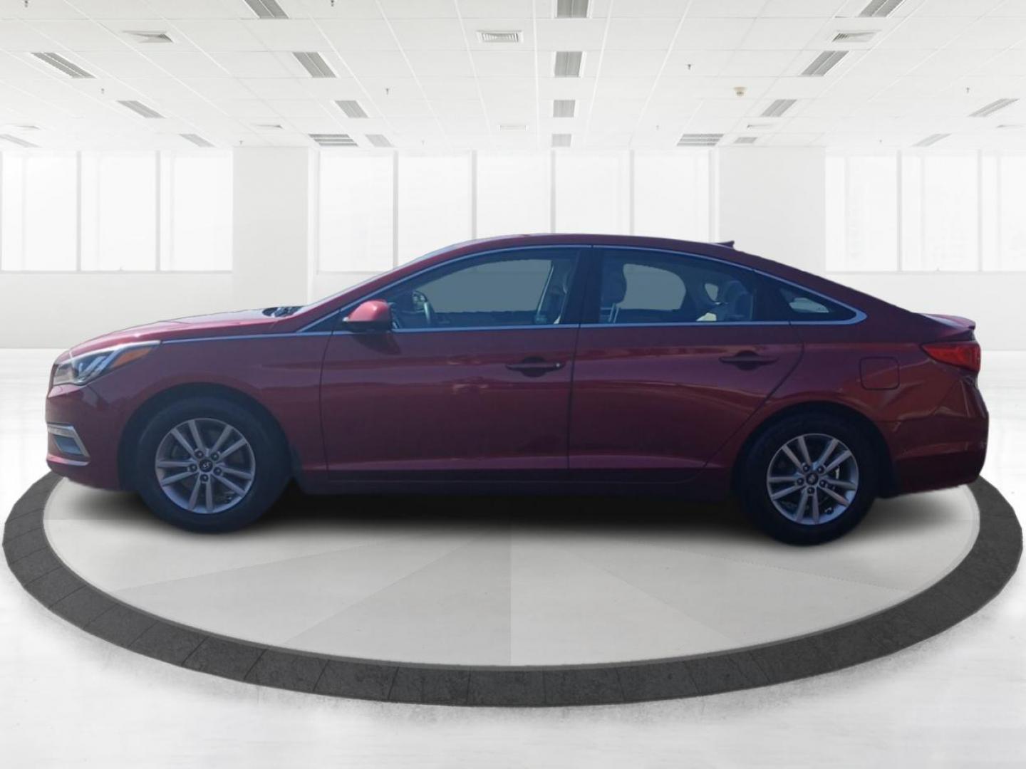 2015 Hyundai Sonata SE (5NPE24AF7FH) with an 2.4L L4 DOHC 16V engine, 7-Speed Automatic transmission, located at 1951 S Dayton Lakeview Rd., New Carlisle, OH, 45344, (937) 908-9800, 39.890999, -84.050255 - Photo#5
