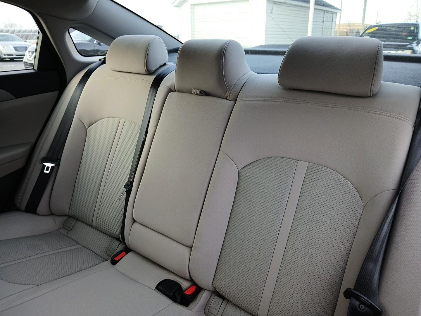 2015 Hyundai Sonata SE (5NPE24AF0FH) with an 2.4L L4 DOHC 16V engine, 7-Speed Automatic transmission, located at 401 Woodman Dr, Riverside, OH, 45431, (937) 908-9800, 39.761024, -84.120956 - Photo#9