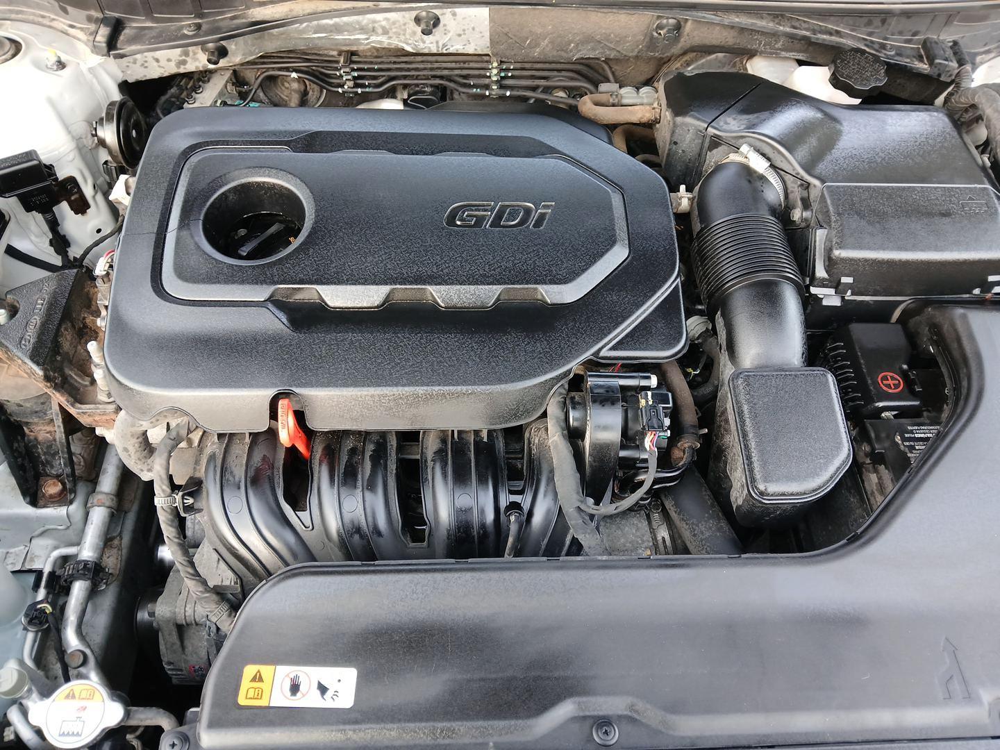 2015 Hyundai Sonata SE (5NPE24AF0FH) with an 2.4L L4 DOHC 16V engine, 7-Speed Automatic transmission, located at 401 Woodman Dr, Riverside, OH, 45431, (937) 908-9800, 39.761024, -84.120956 - Photo#10