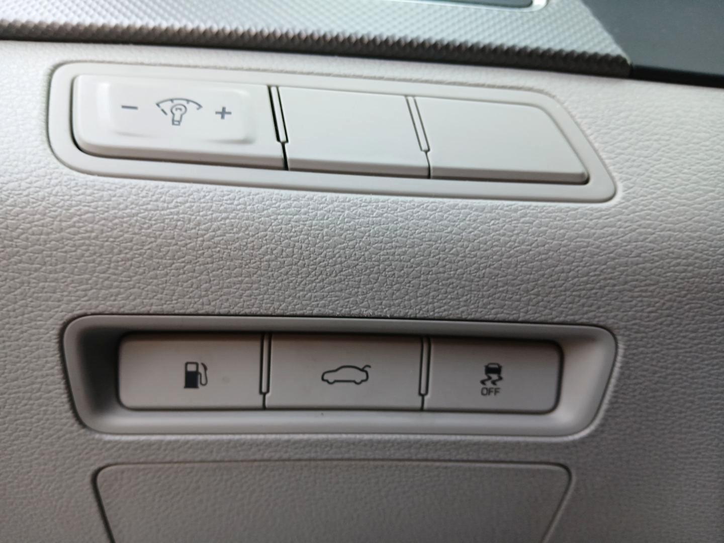 2015 Hyundai Sonata SE (5NPE24AF0FH) with an 2.4L L4 DOHC 16V engine, 7-Speed Automatic transmission, located at 401 Woodman Dr, Riverside, OH, 45431, (937) 908-9800, 39.761024, -84.120956 - Photo#16