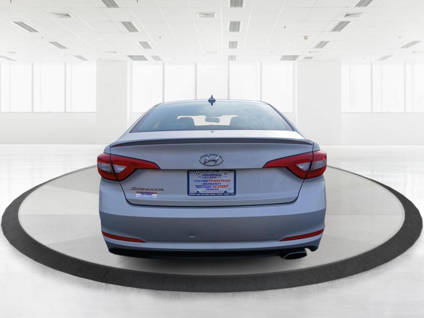 2015 Hyundai Sonata SE (5NPE24AF0FH) with an 2.4L L4 DOHC 16V engine, 7-Speed Automatic transmission, located at 401 Woodman Dr, Riverside, OH, 45431, (937) 908-9800, 39.761024, -84.120956 - Photo#3