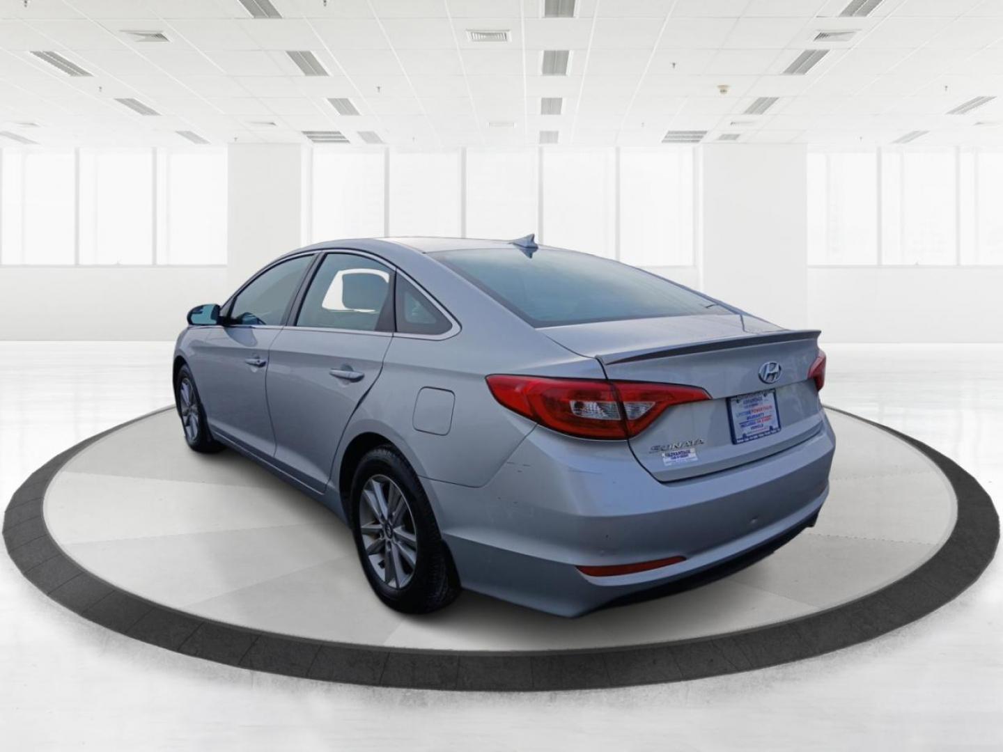 2015 Hyundai Sonata SE (5NPE24AF0FH) with an 2.4L L4 DOHC 16V engine, 7-Speed Automatic transmission, located at 401 Woodman Dr, Riverside, OH, 45431, (937) 908-9800, 39.761024, -84.120956 - Photo#4